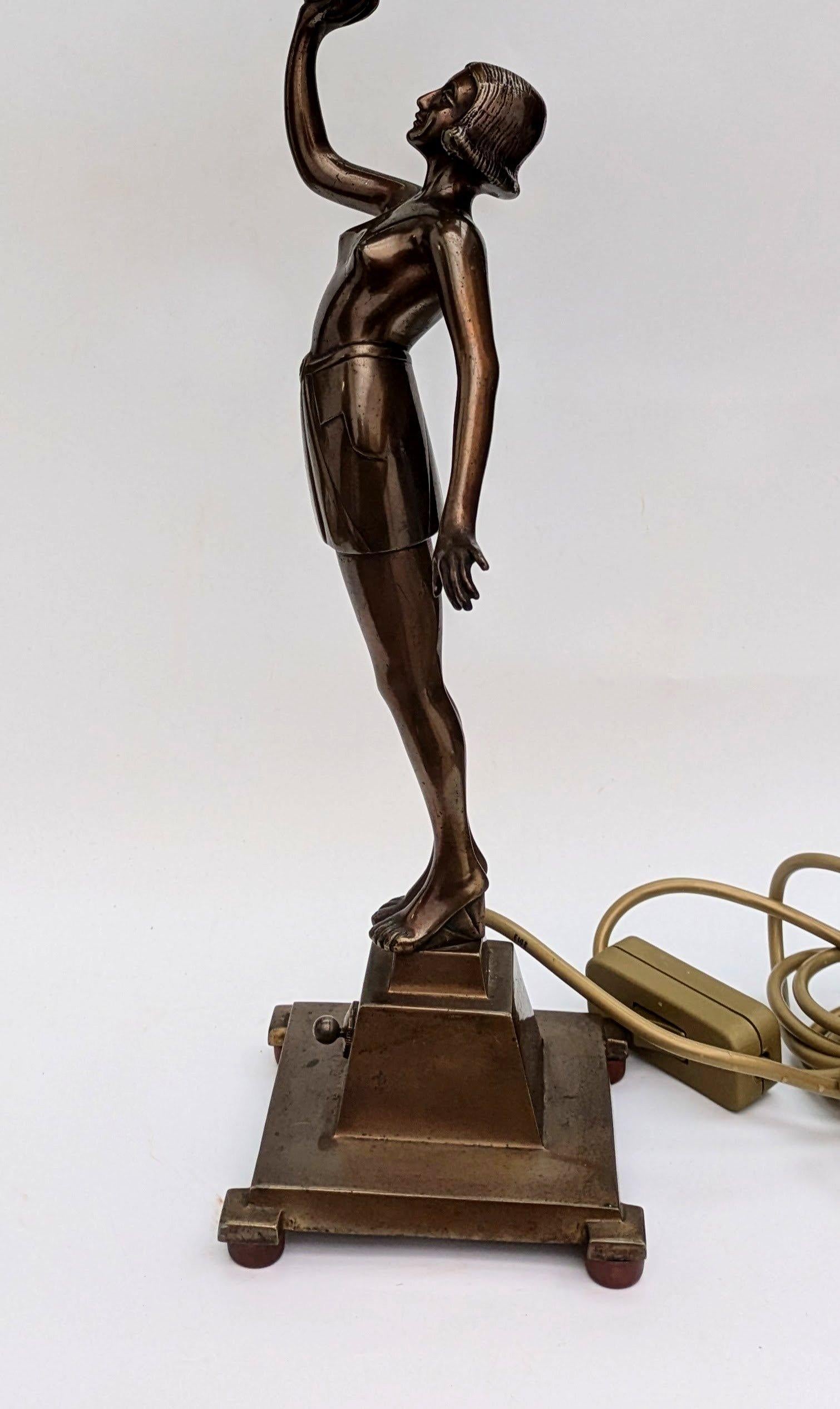 Britannique Lampe de table figurative Art déco, anglaise, vers 1930 en vente