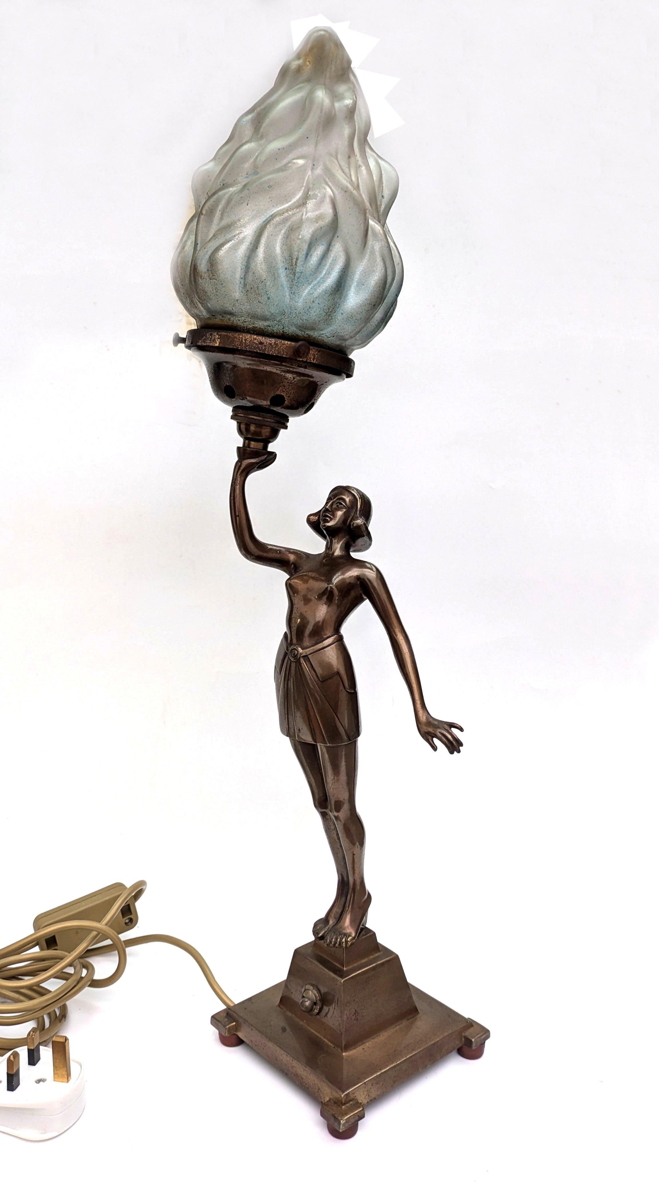 Nous vous proposons cette rare lampe de table figurative anglaise. À l'origine, ces lampes ont été créées pour être posées sur la rampe d'un escalier, quel glamour ! Ces lampes sont relativement rares et la plupart d'entre elles ont été transformées