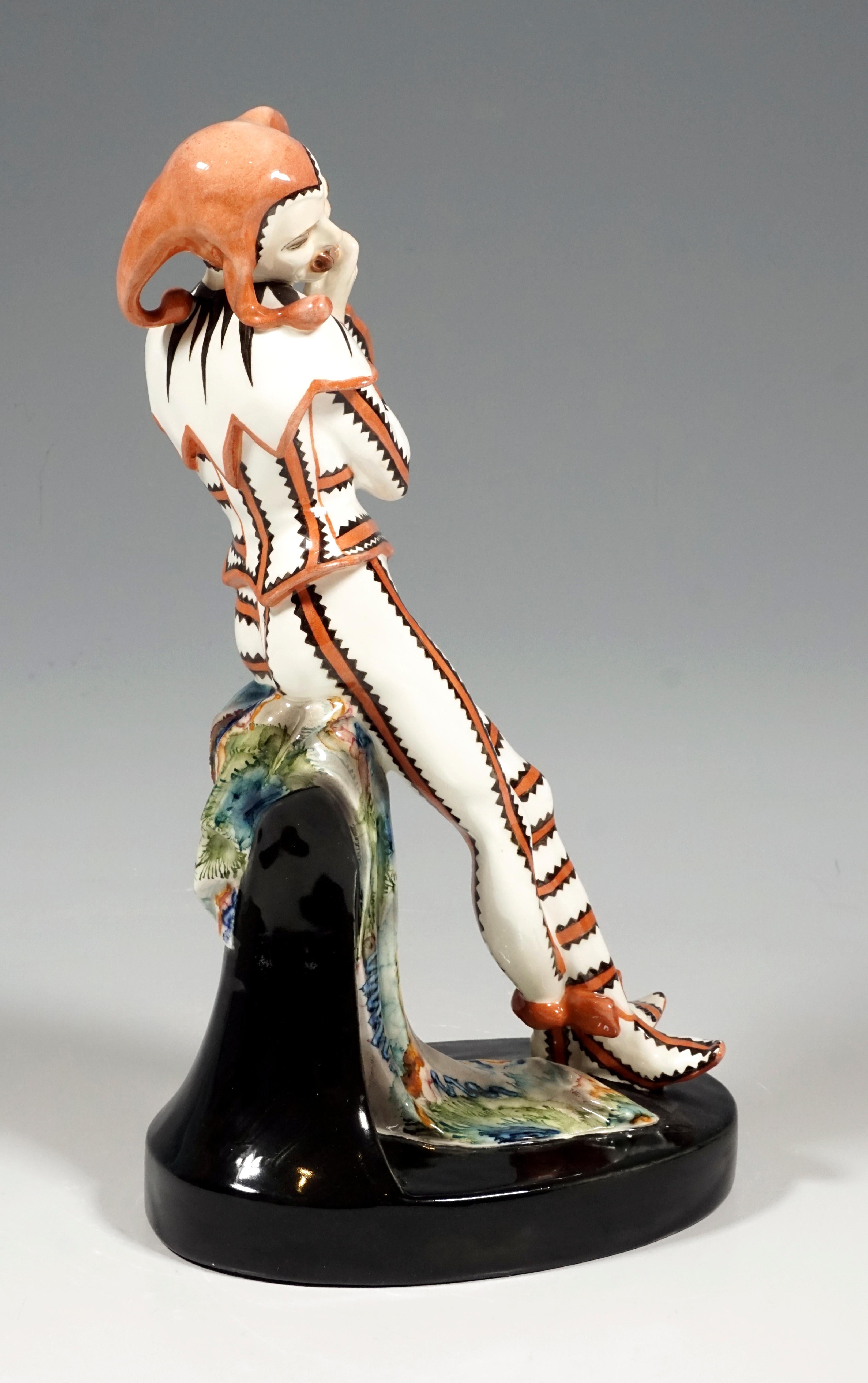 Very rare Art Deco Goldscheider ceramic figure of the 1920s.
Depiction of Till Eulenspiegel in a uniform costume with brown ribbons, framed by a black zigzag pattern, with matching shoes, a large ruff and a brown fool's cap, leaning on a pedestal