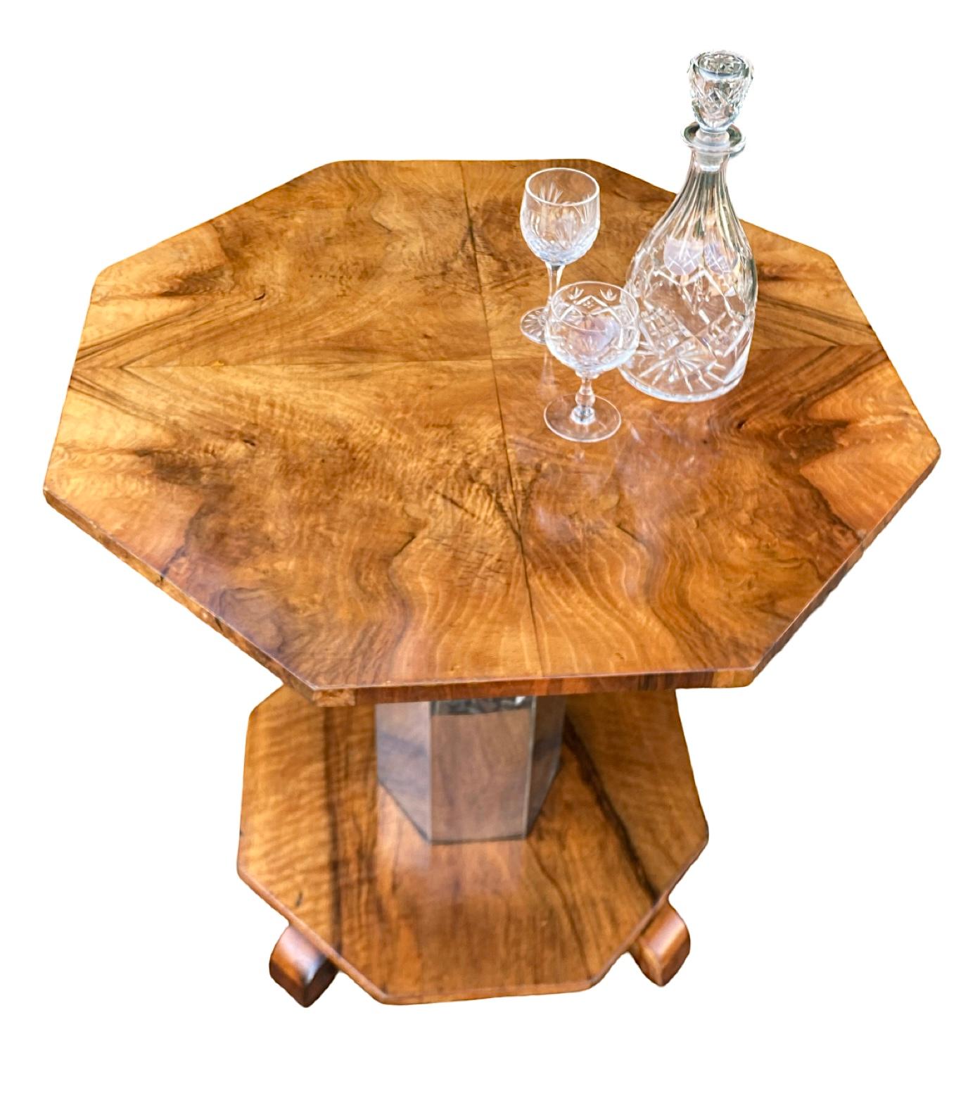 Art déco Table basse Art Déco en noyer sculpté et chrome en vente