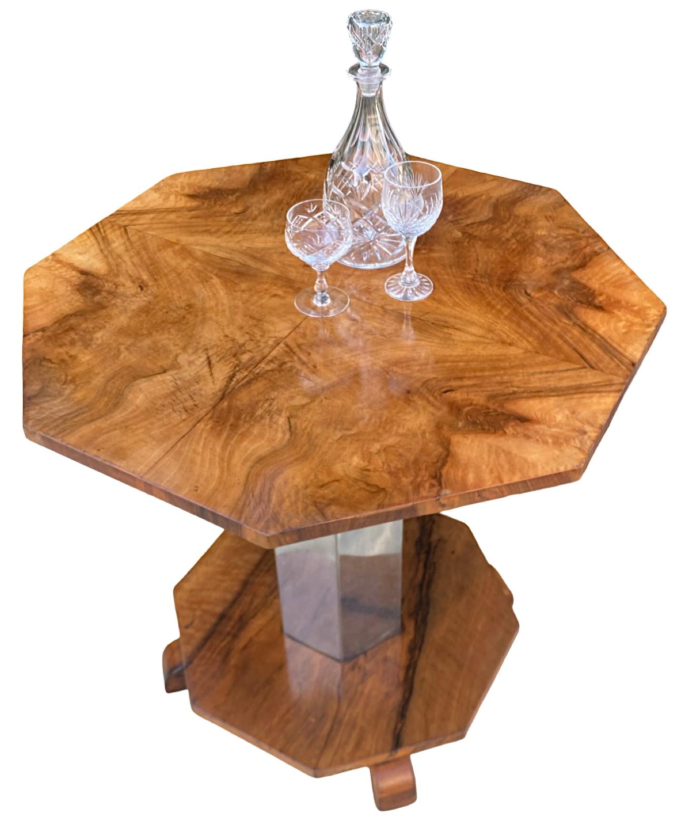 Européen Table basse Art Déco en noyer sculpté et chrome en vente