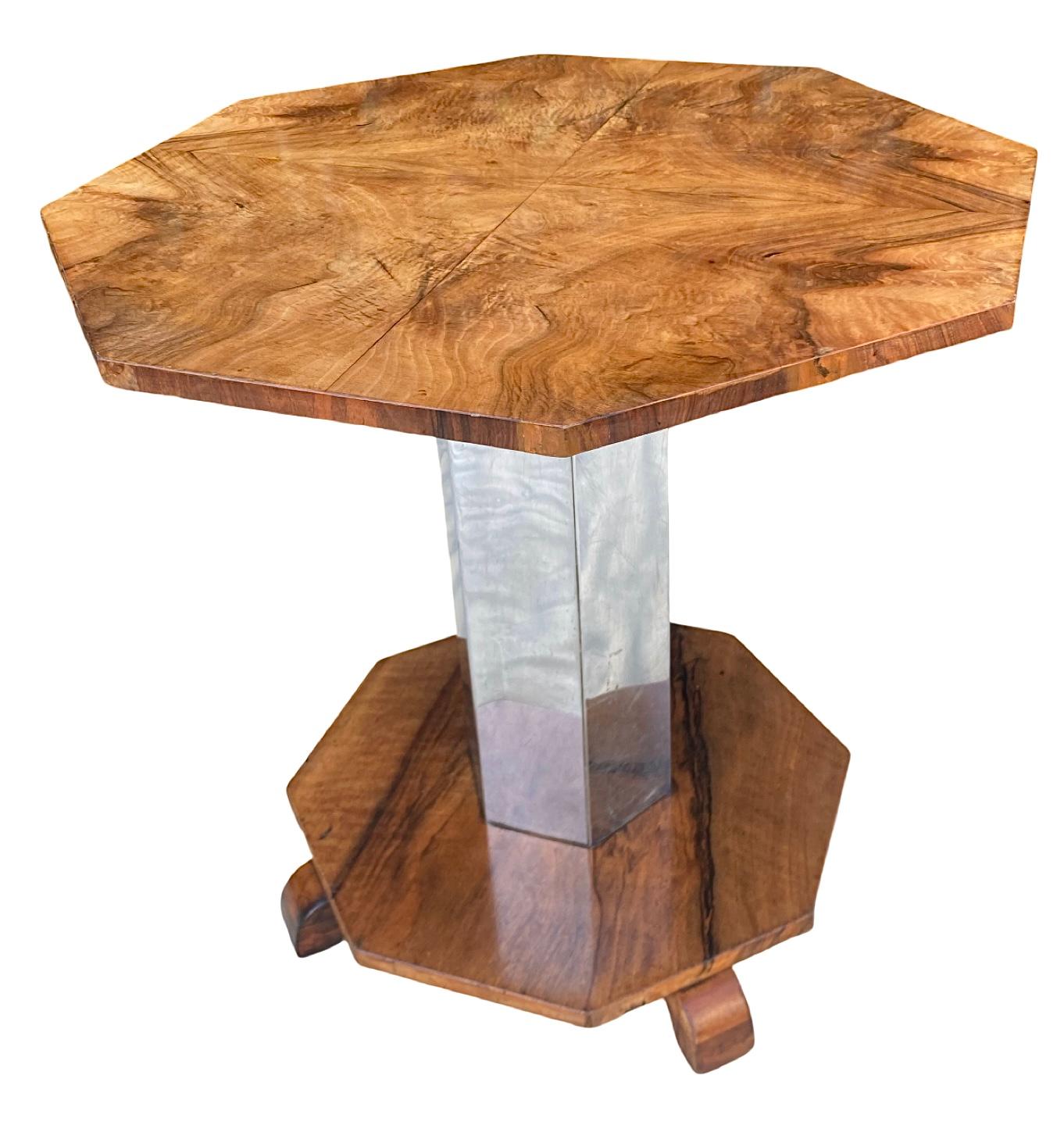 Table basse Art Déco en noyer sculpté et chrome Bon état - En vente à Barnstaple, GB