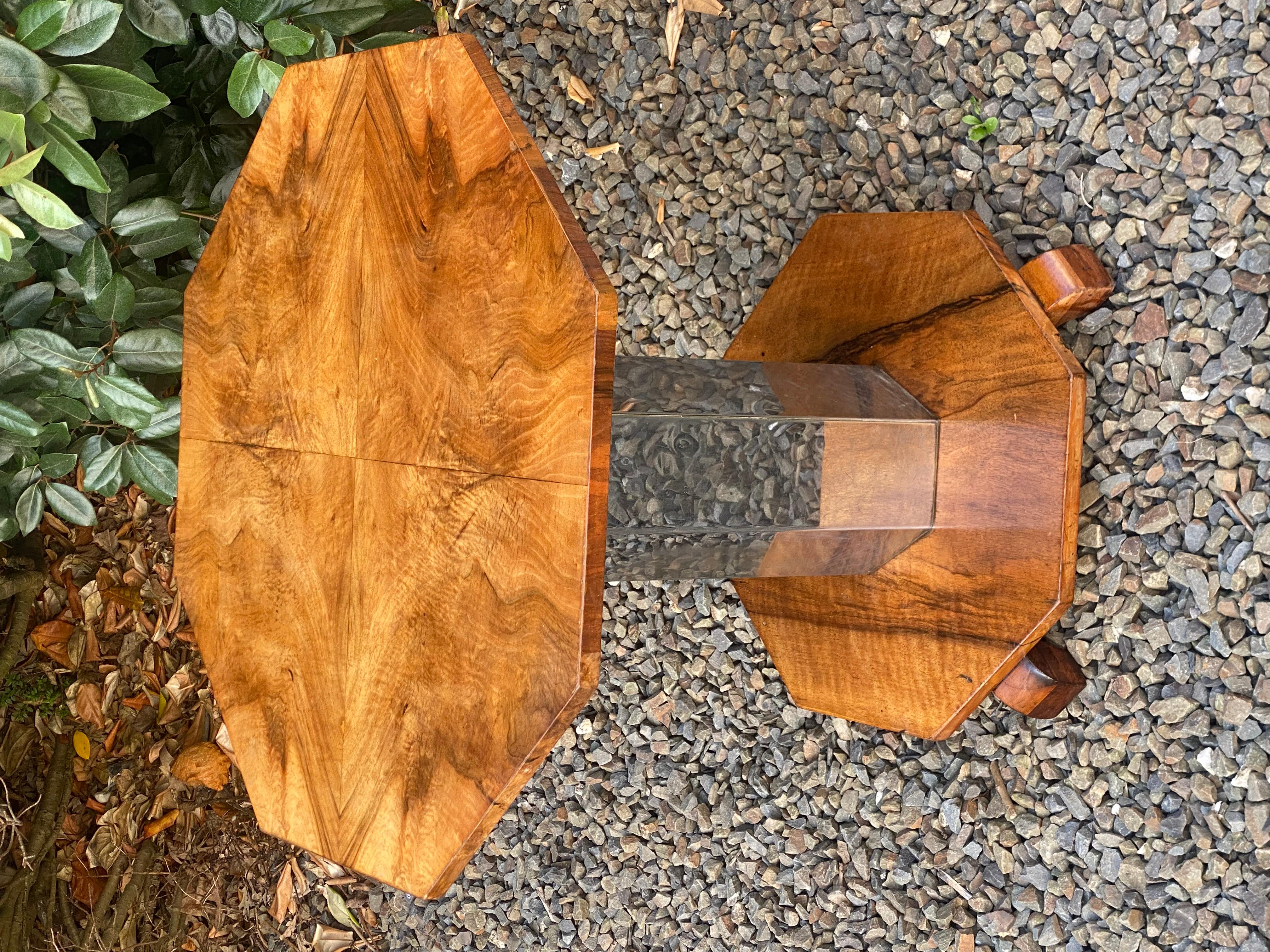 Milieu du XXe siècle Table basse Art Déco en noyer sculpté et chrome en vente