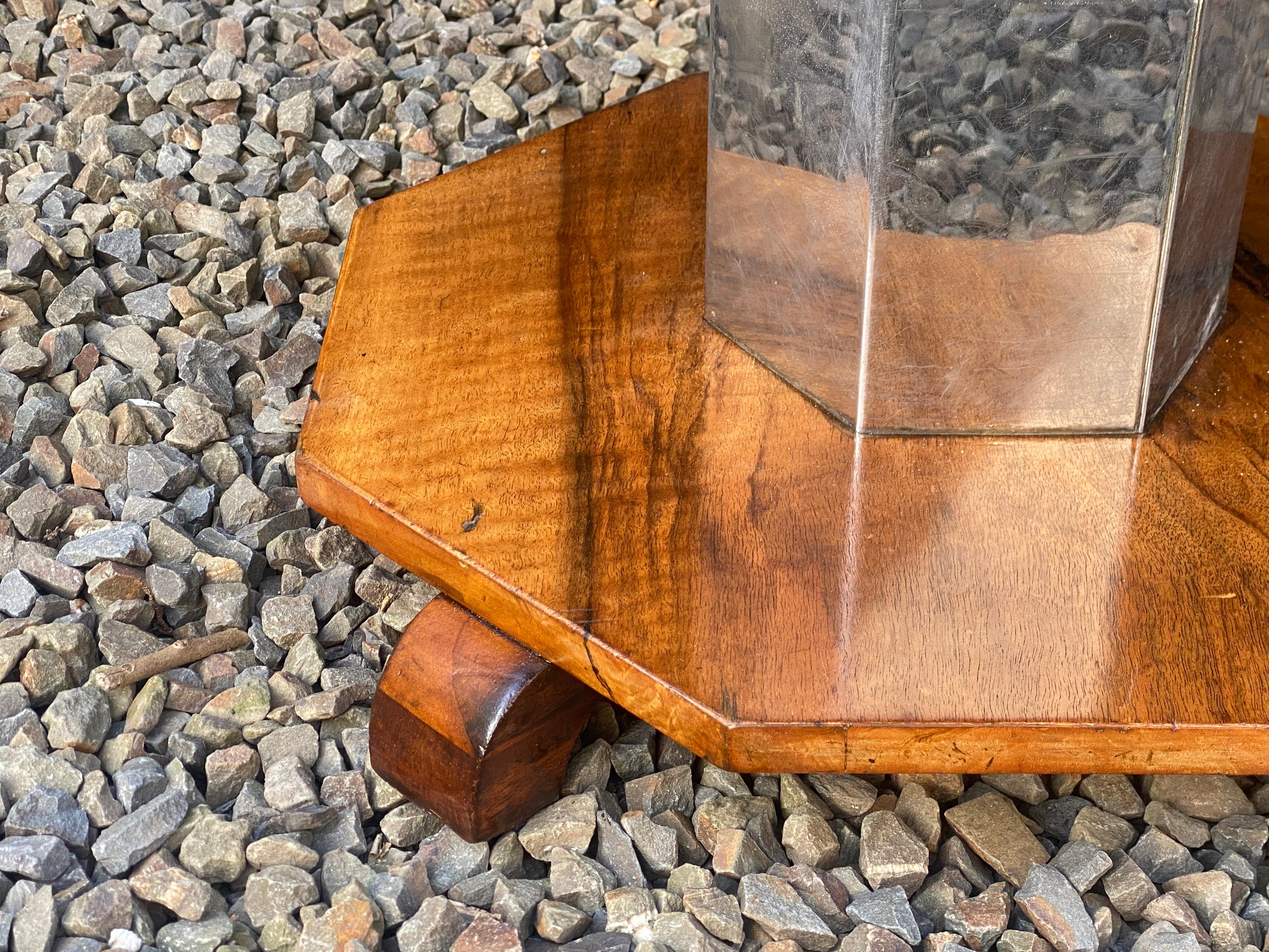 Chrome Table basse Art Déco en noyer sculpté et chrome en vente