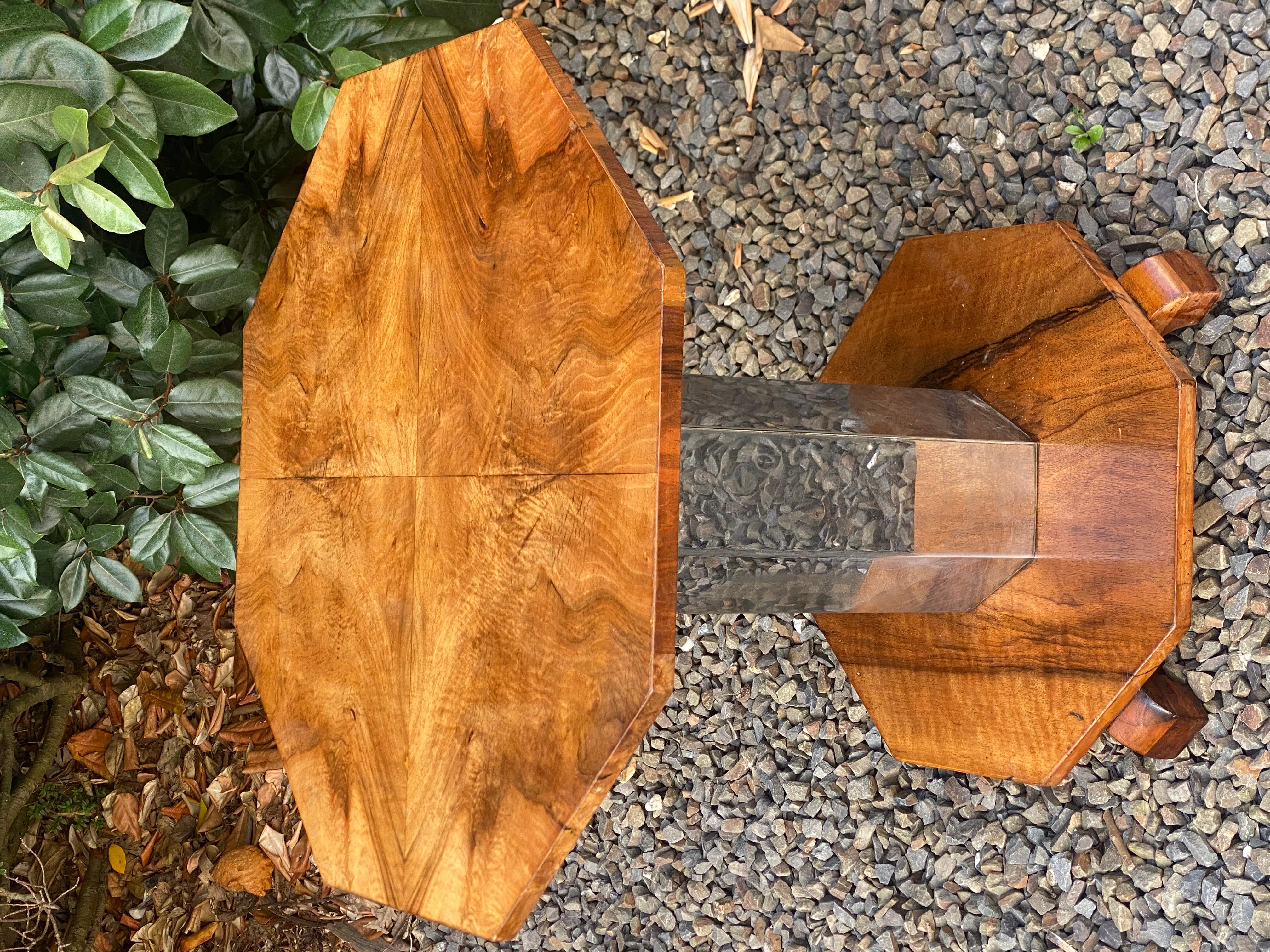 Table basse Art Déco en noyer sculpté et chrome en vente 1