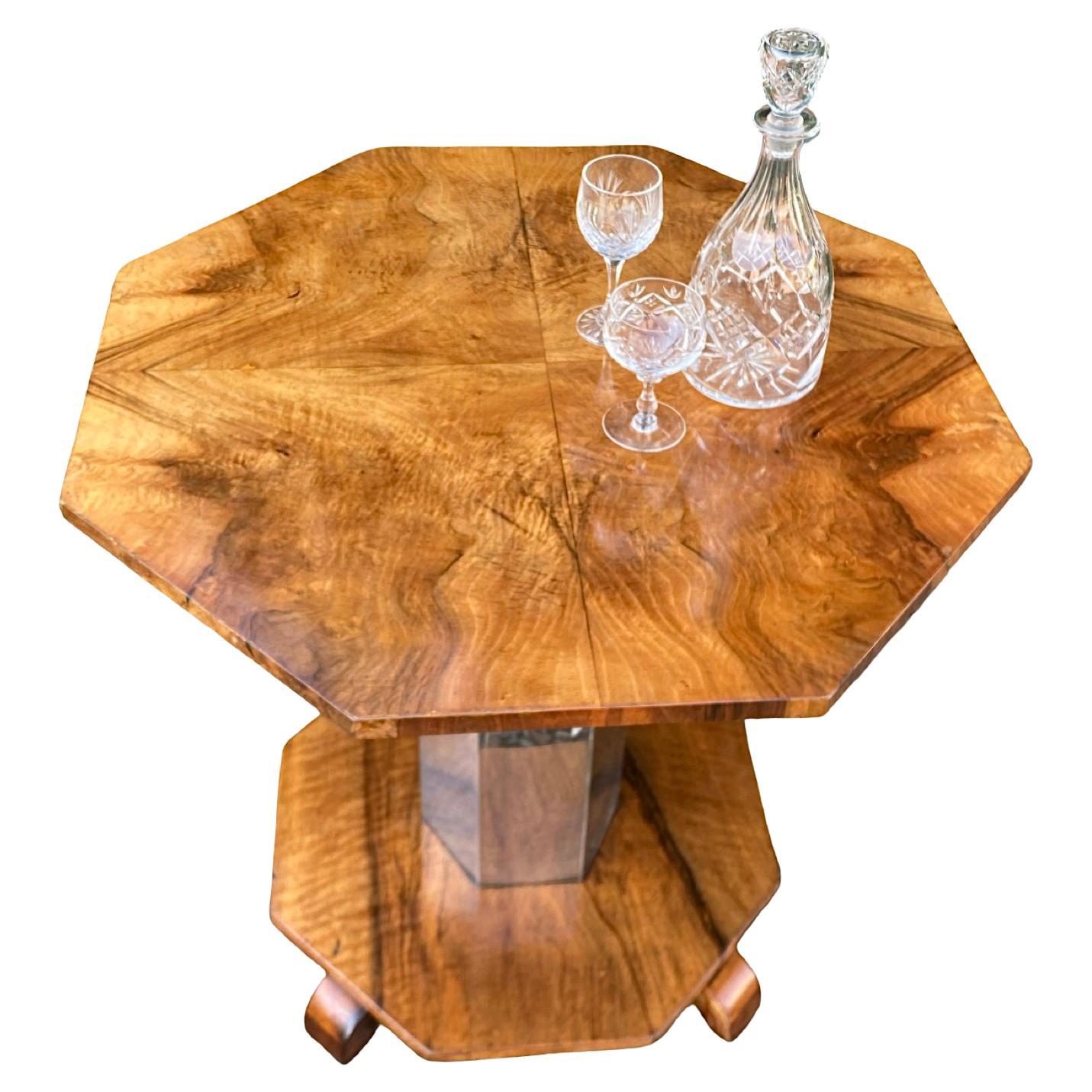 Table basse Art Déco en noyer sculpté et chrome en vente