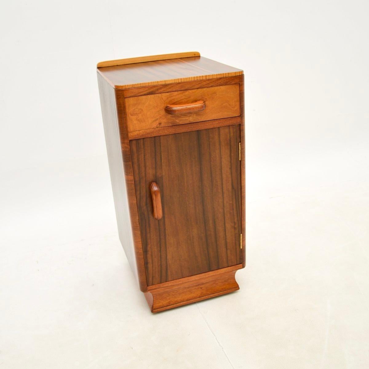 Uno splendido comodino Art Deco in noce figurato. Prodotto in Inghilterra, risale agli anni '1930 circa.

La qualità è superba, è realizzato in modo eccellente con venature di noce molto evidenti. Le dimensioni sono molto utili e lo spazio per