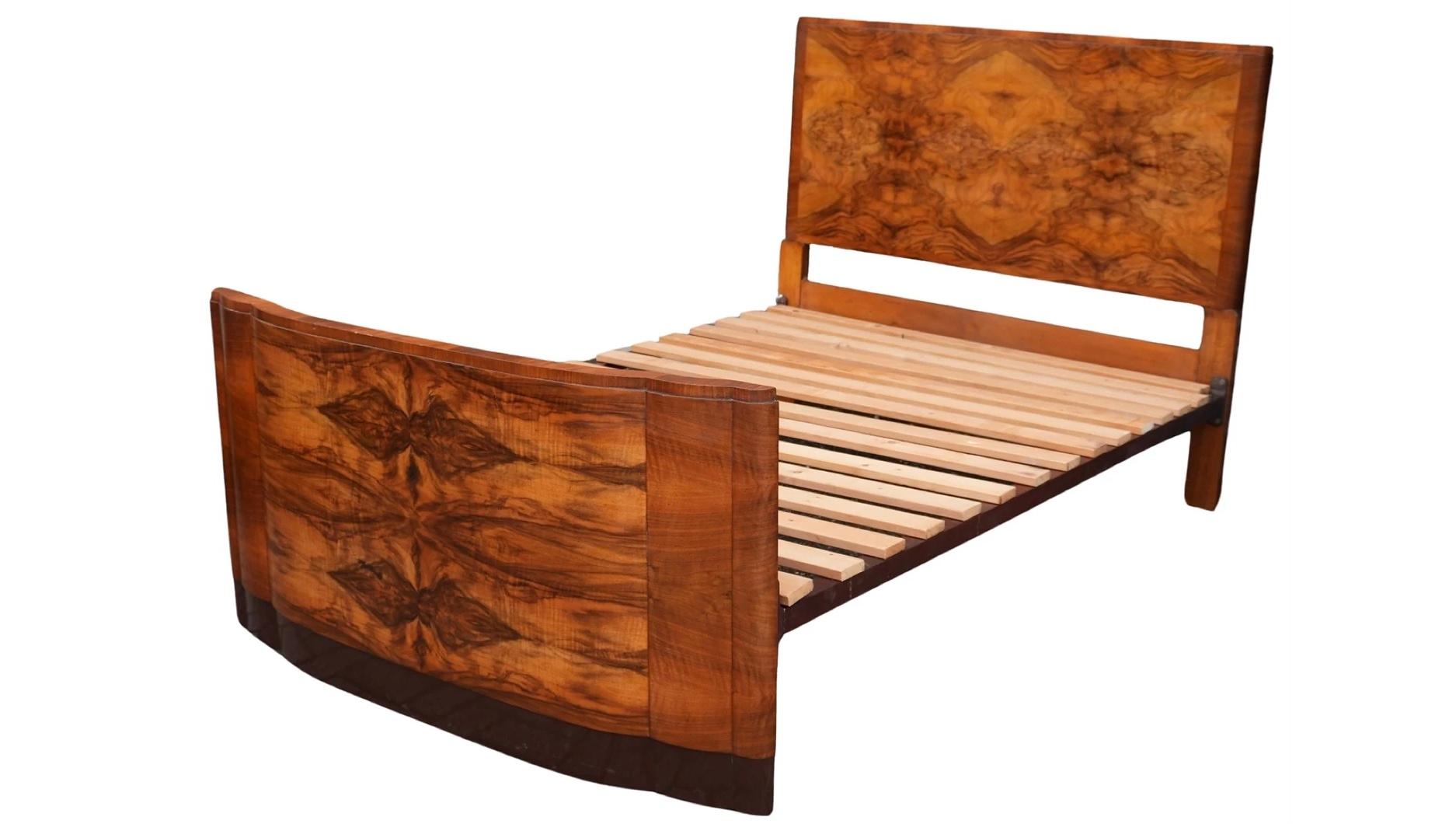 Art Deco Nussbaum Strukturierte Bogenfront Doppelbett (Mitte des 20. Jahrhunderts) im Angebot