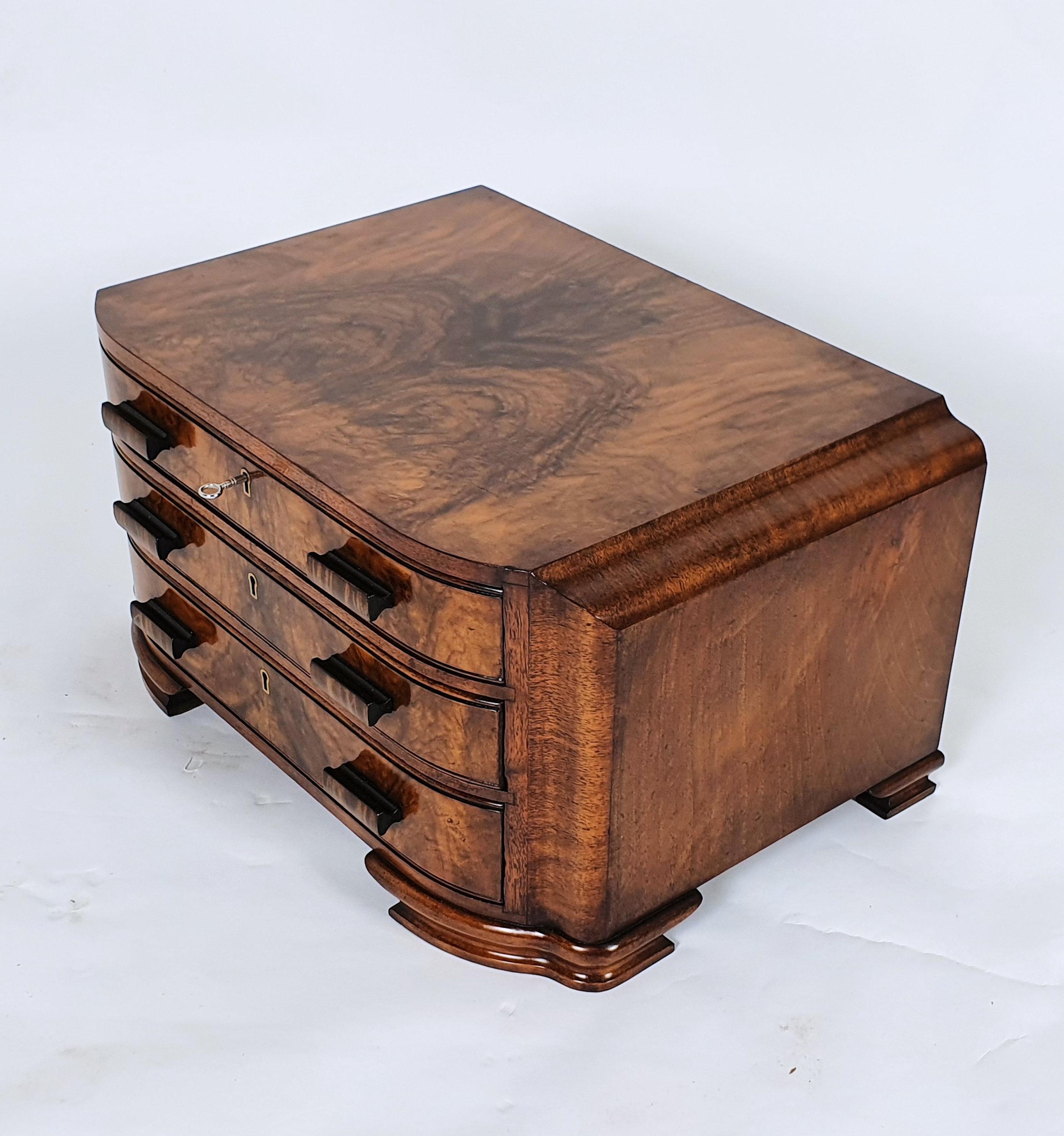 Art Deco Figured Walnut Bow Fronted Canteen of Cutlery with 3 Fitted Drawers  For Sale 3