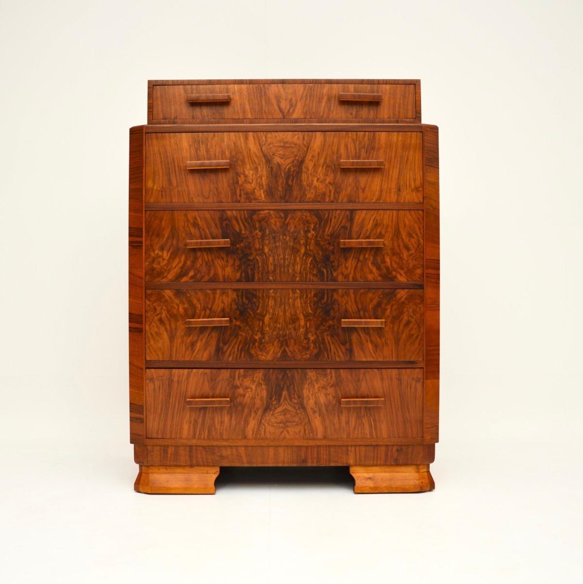 Una splendida cassettiera Art Deco in legno di noce, realizzata in Inghilterra e risalente agli anni Trenta.

È di grandi dimensioni e di qualità eccezionale. I generosi cassetti contengono un sacco di oggetti da riporre, il tutto poggiato su
