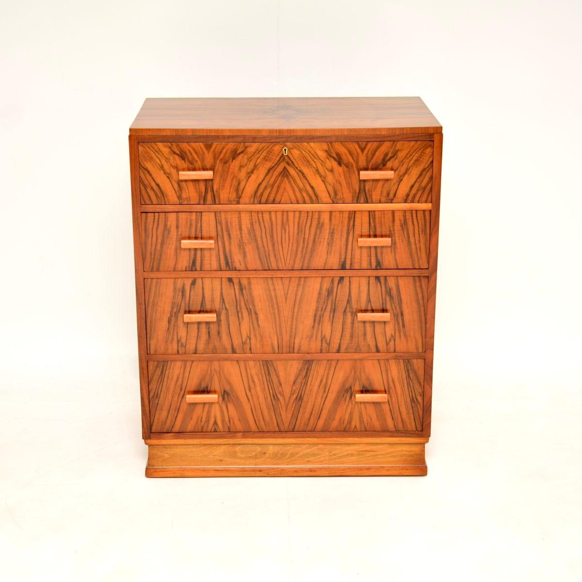 Una splendida cassettiera originale Art Deco in noce scolpito. Questo modello è stato prodotto in Inghilterra e risale agli anni '1930.

La qualità è eccezionale e si tratta di un formato molto utile. Dispone di un ampio spazio di archiviazione