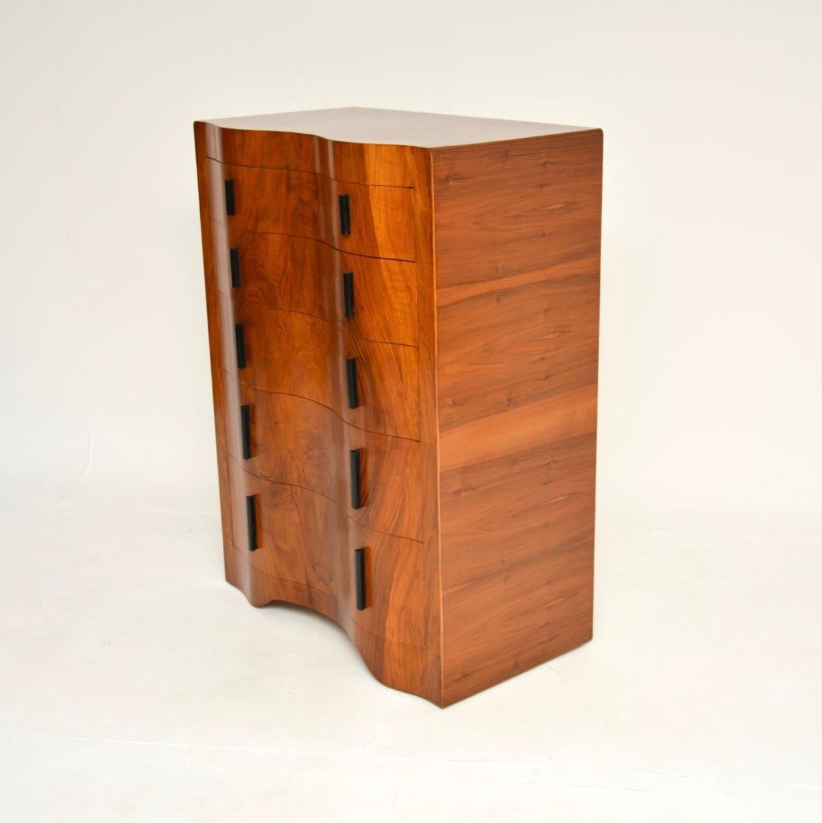 Commode Art Déco en noyer sculpté Bon état - En vente à London, GB