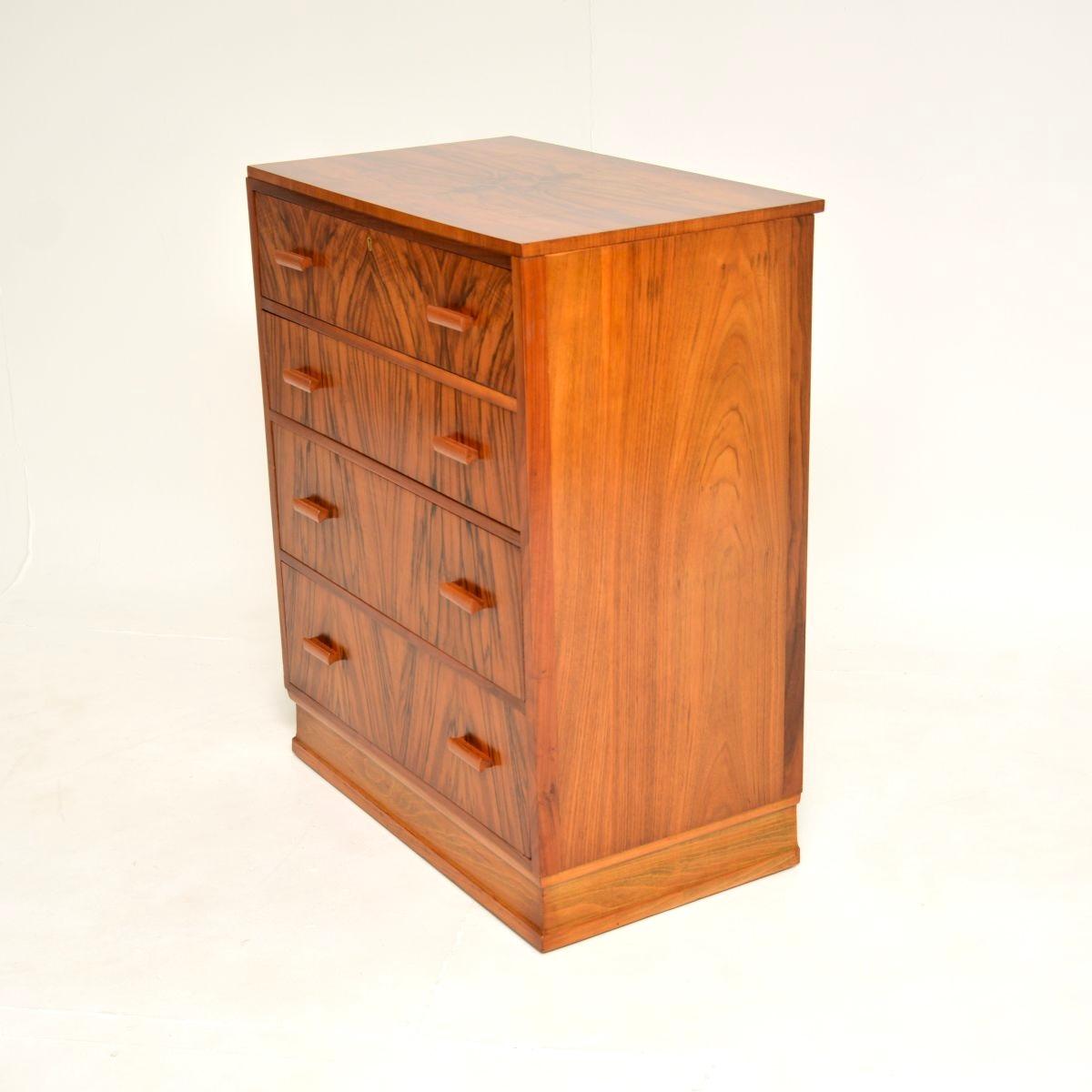 Art Deco Figured Walnut Chest of Drawers In condizioni buone in vendita a London, GB