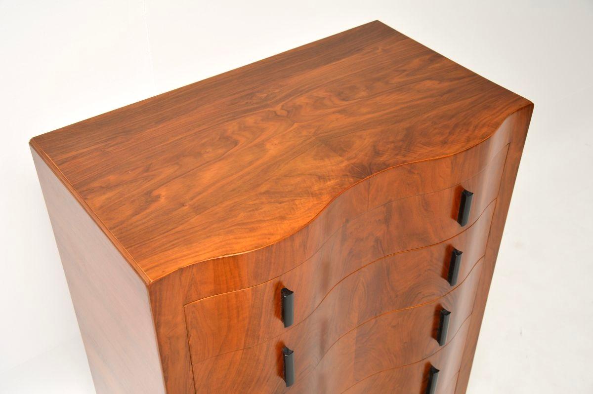 Milieu du XXe siècle Commode Art Déco en noyer sculpté en vente