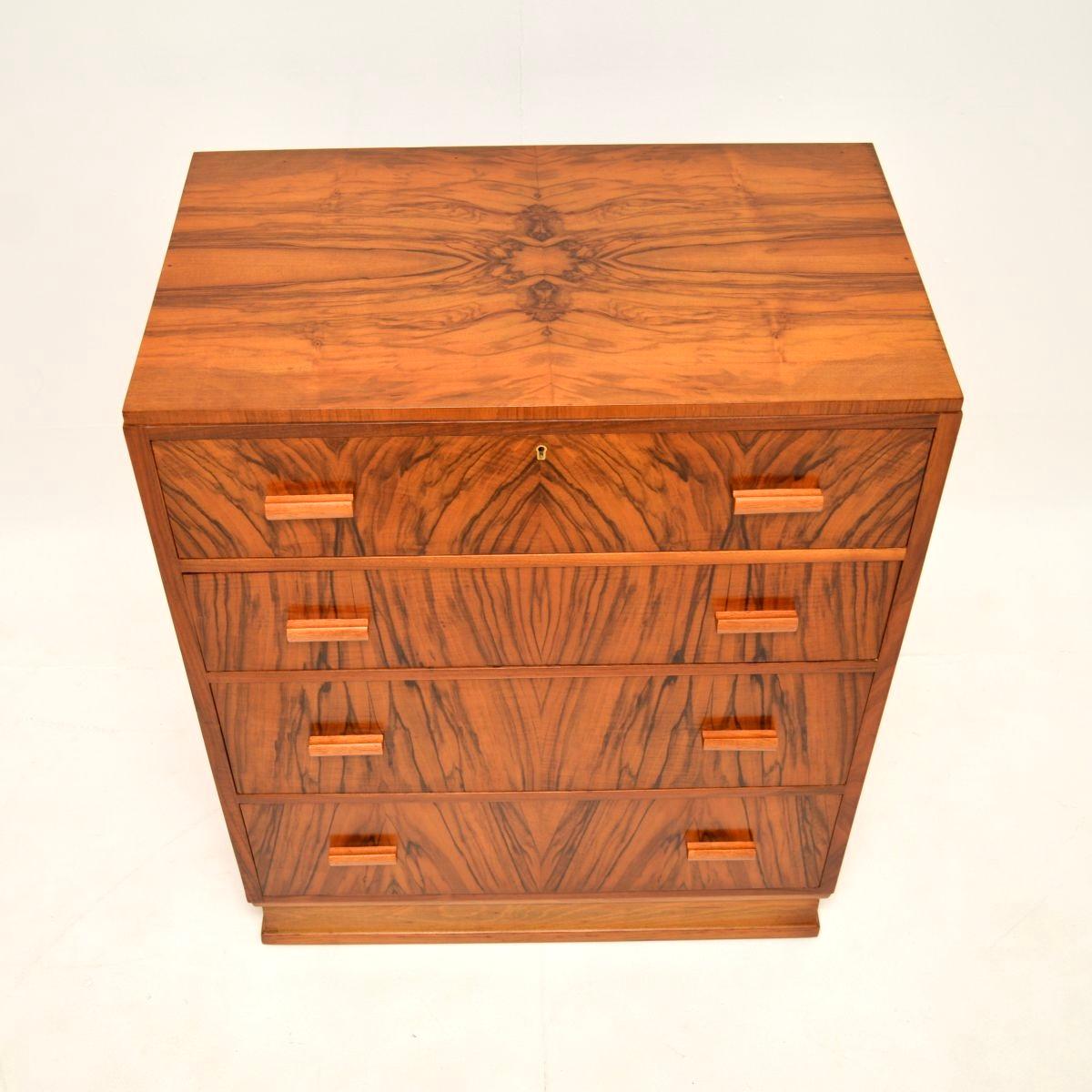 Metà XX secolo Art Deco Figured Walnut Chest of Drawers in vendita