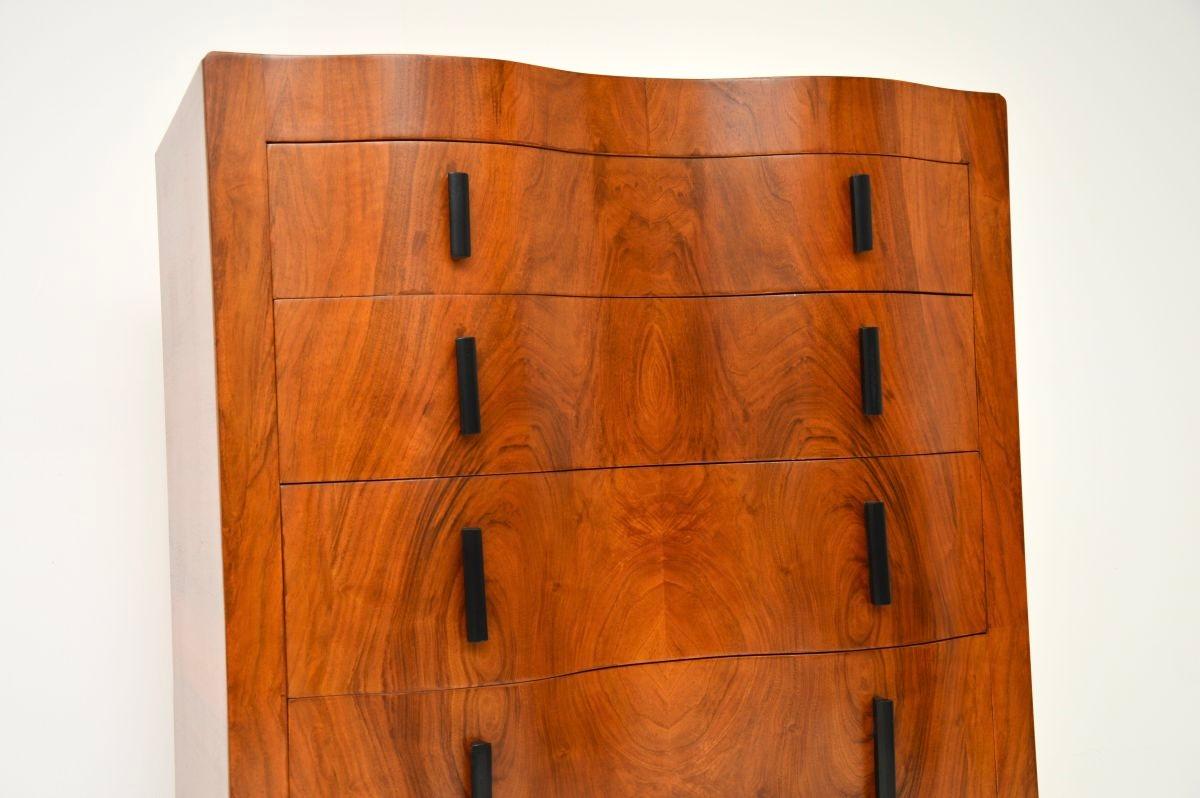Noyer Commode Art Déco en noyer sculpté en vente