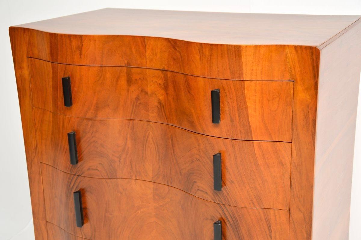 Commode Art Déco en noyer sculpté en vente 1