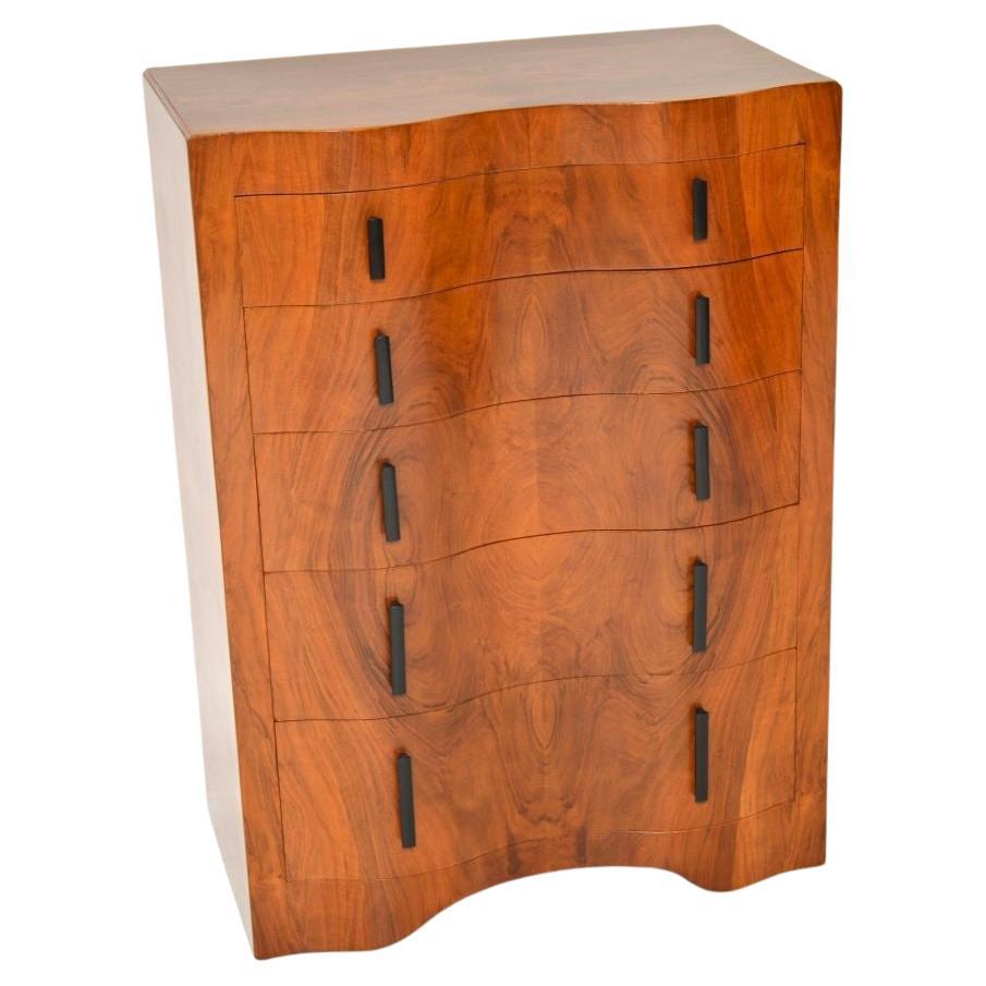 Commode Art Déco en noyer sculpté en vente