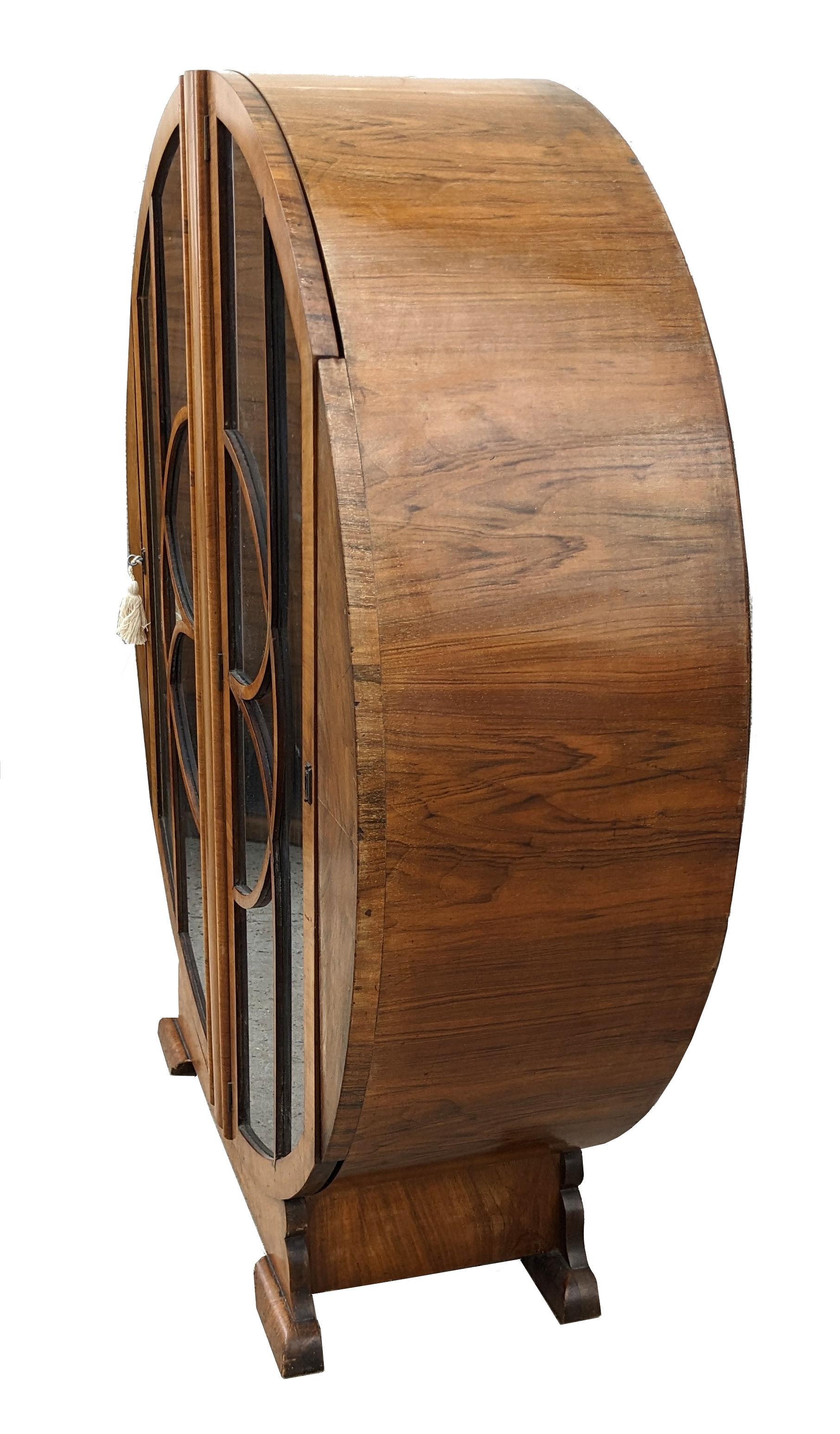 Runder Vitrinenschrank aus strukturiertem Nussbaumholz, Art Deco, um 1930 (20. Jahrhundert) im Angebot