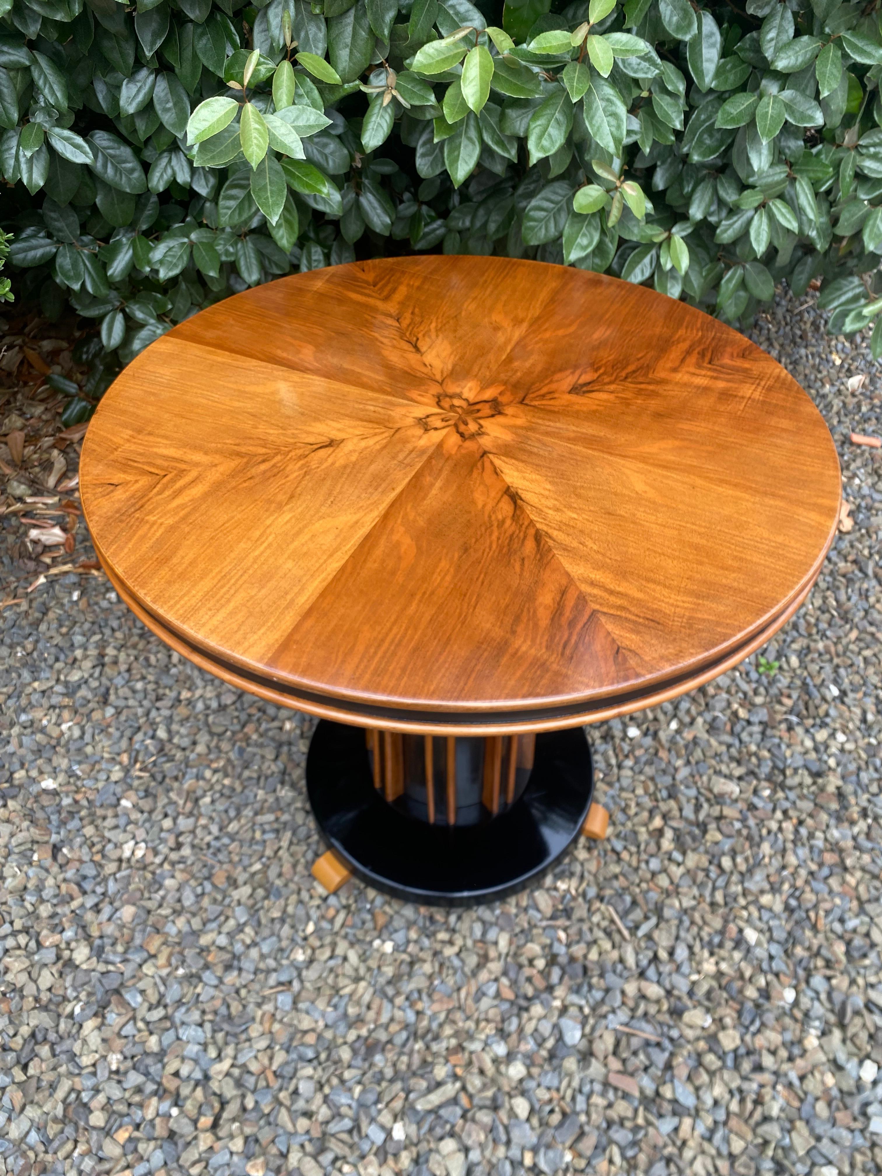 Art Deco Couchtisch aus gemasertem Nussbaum im Angebot 3