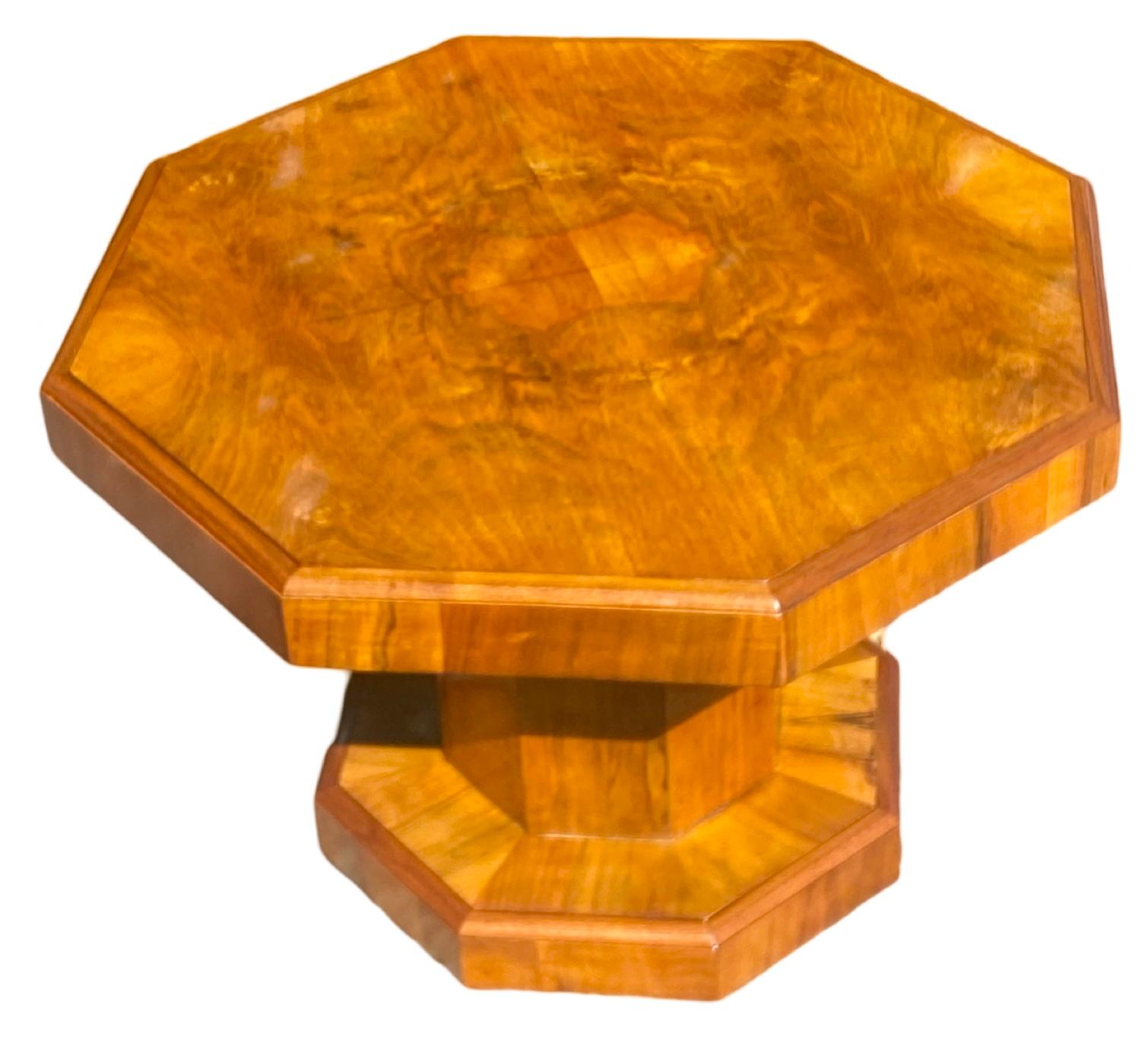 Magnifique table basse Art Déco en noyer sculpté. Une couleur chaude magnifique et un état fabuleux. Cette table basse a un plateau et un pied octogonaux et repose sur une base en noyer figuré qui est également de forme octogonale. Petite table