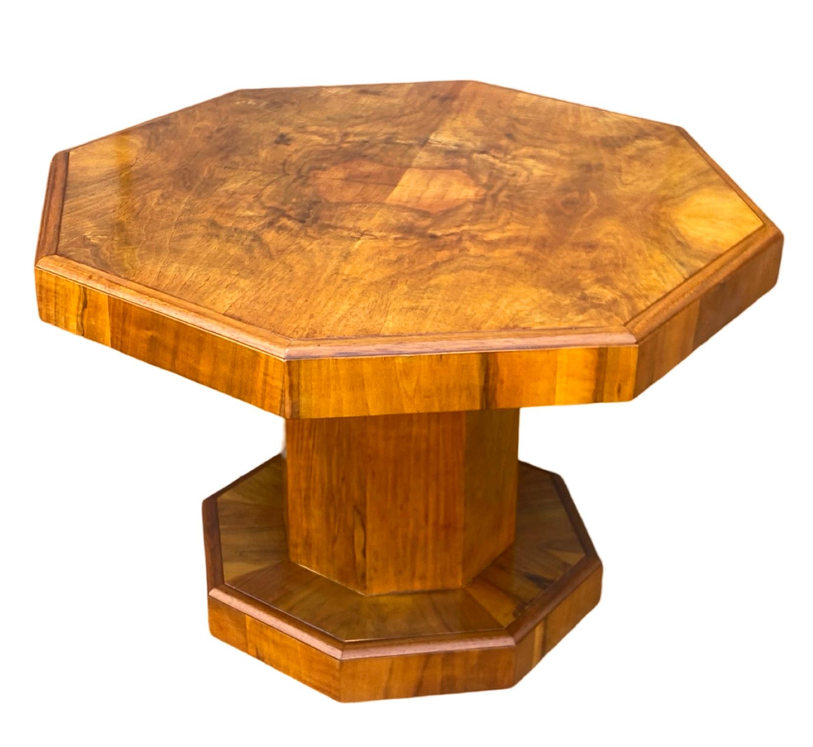 Art déco Table basse Art Déco en noyer figuré en vente