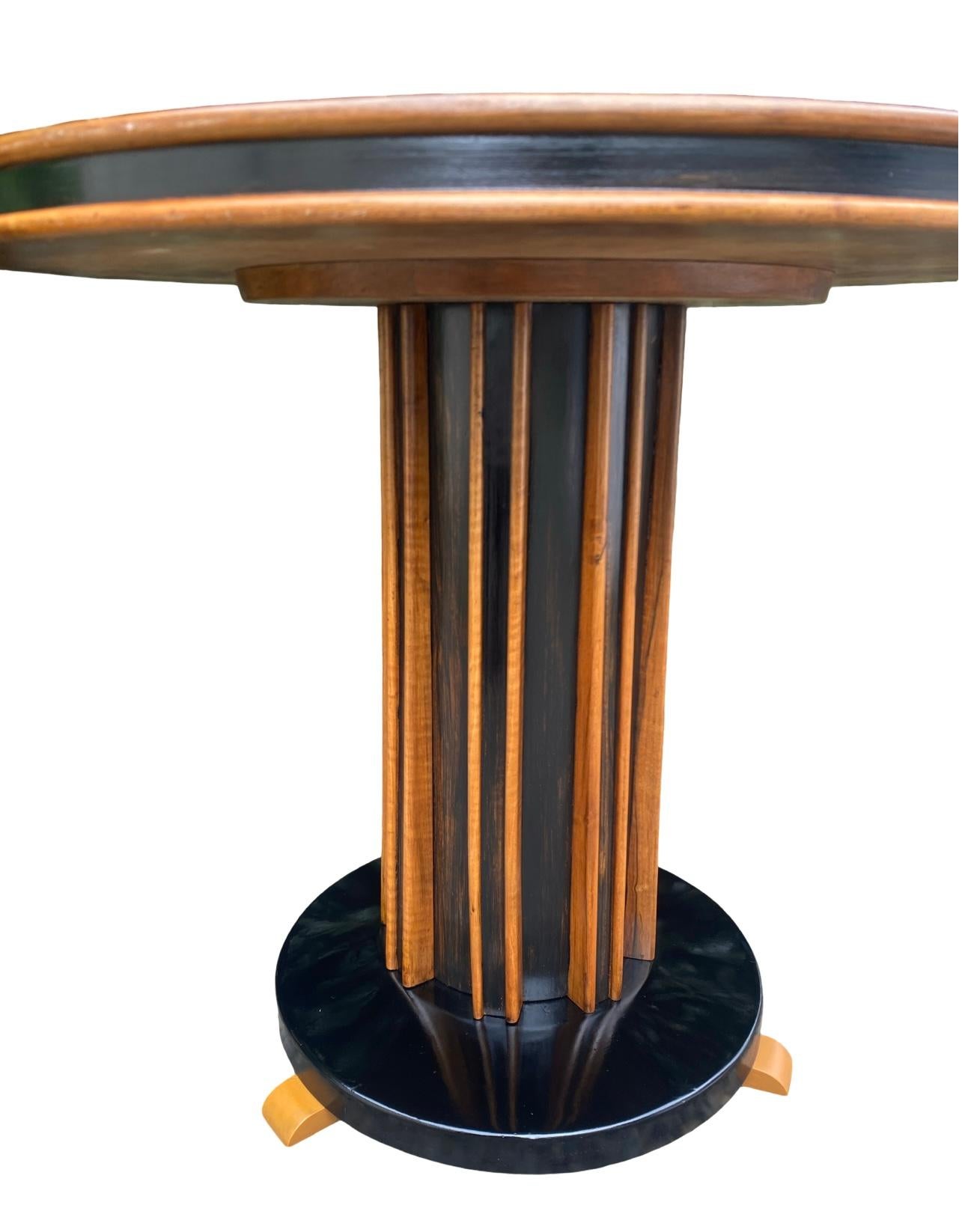 Art Deco Couchtisch aus gemasertem Nussbaum (Art déco) im Angebot
