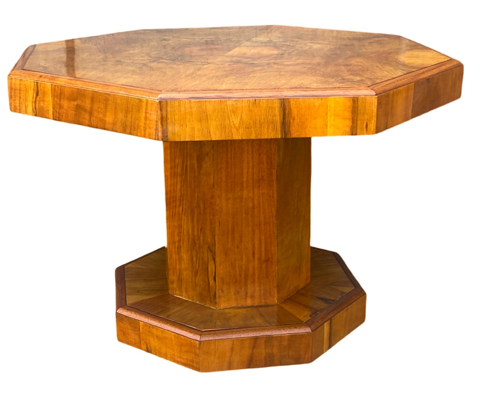 Européen Table basse Art Déco en noyer figuré en vente