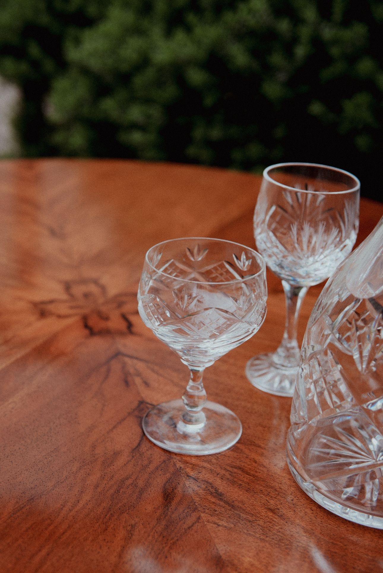 Art Deco Couchtisch aus gemasertem Nussbaum (Europäisch) im Angebot