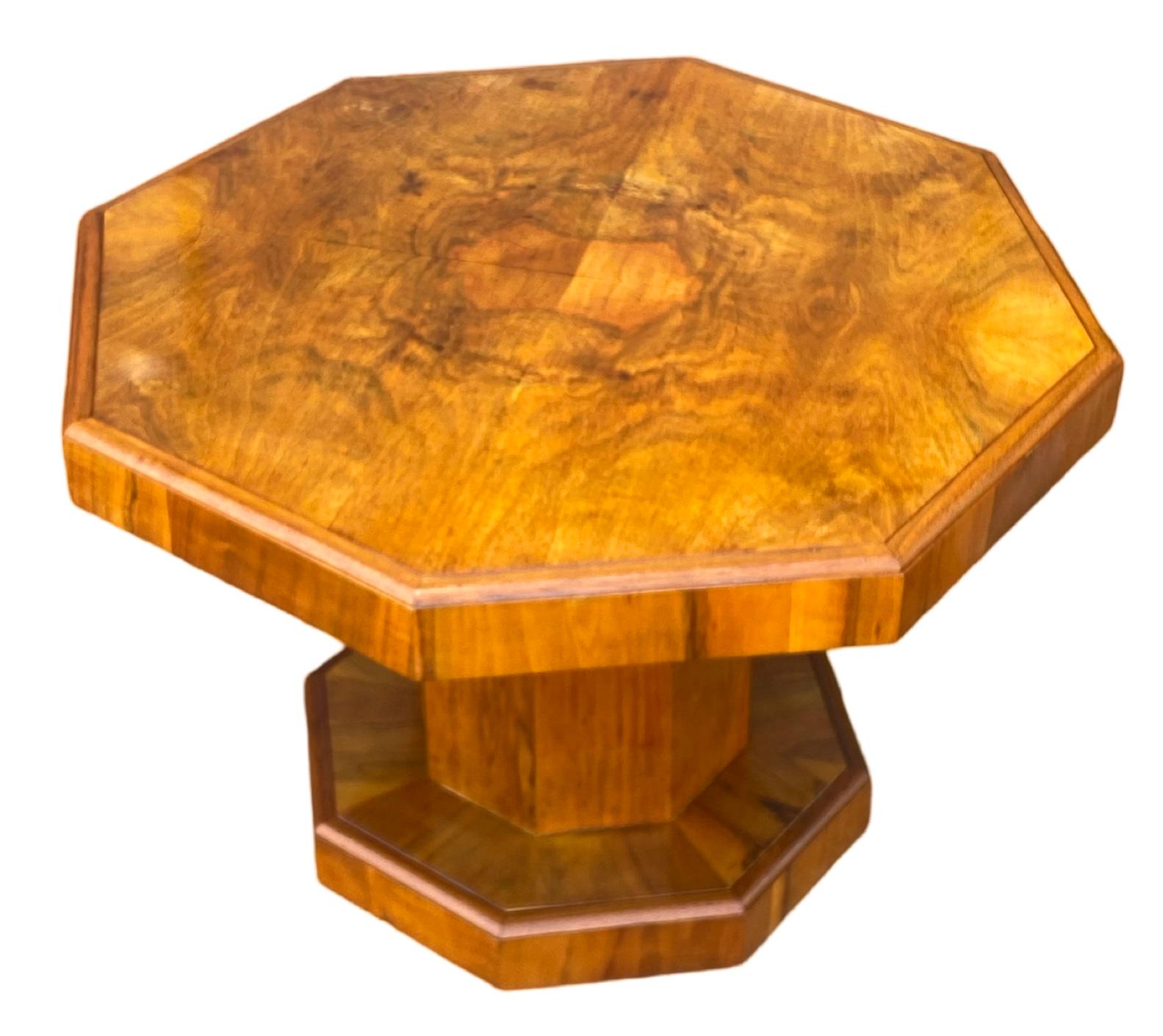 Milieu du XXe siècle Table basse Art Déco en noyer figuré en vente
