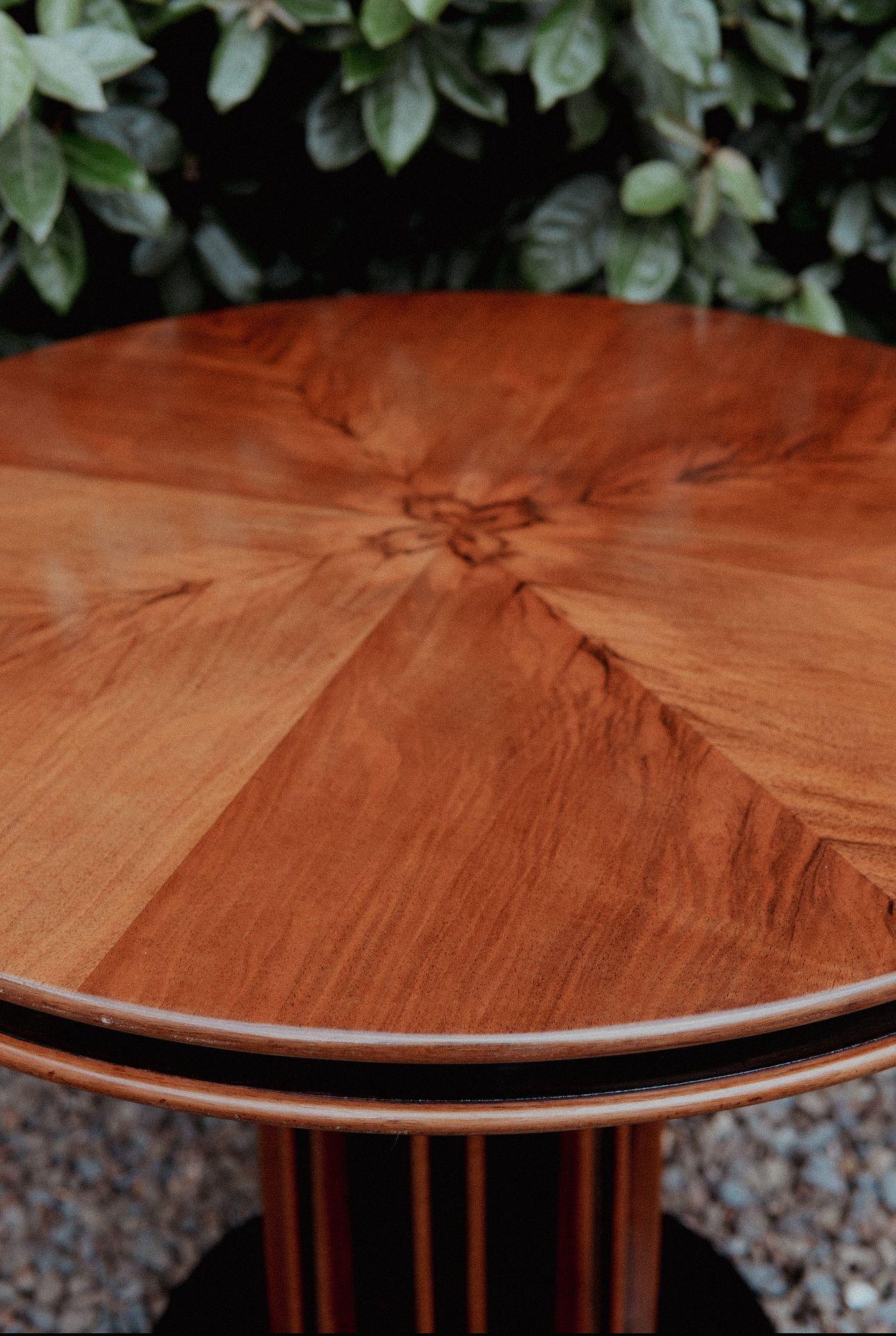 Art Deco Couchtisch aus gemasertem Nussbaum (Frühes 20. Jahrhundert) im Angebot