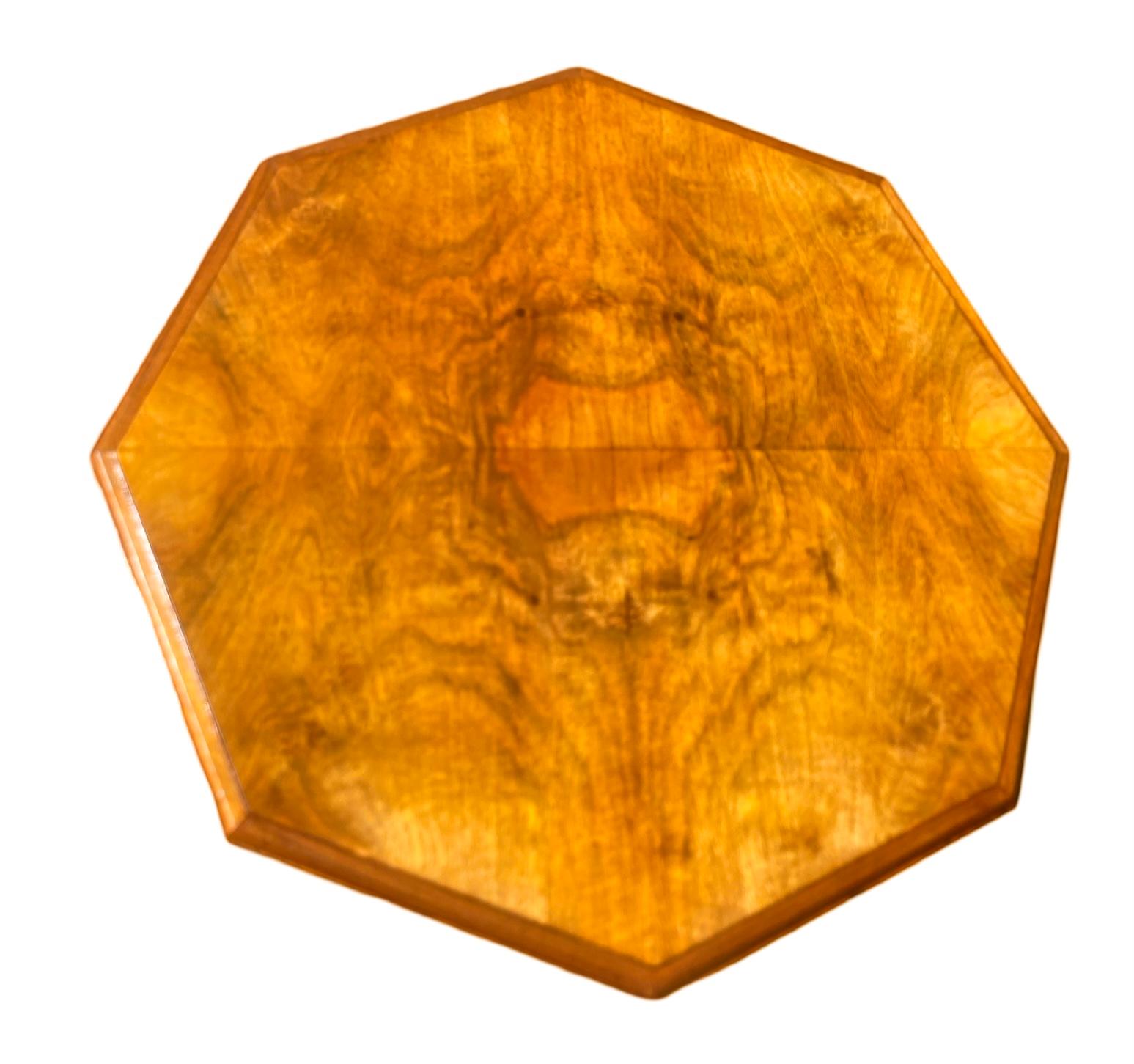 Noyer Table basse Art Déco en noyer figuré en vente