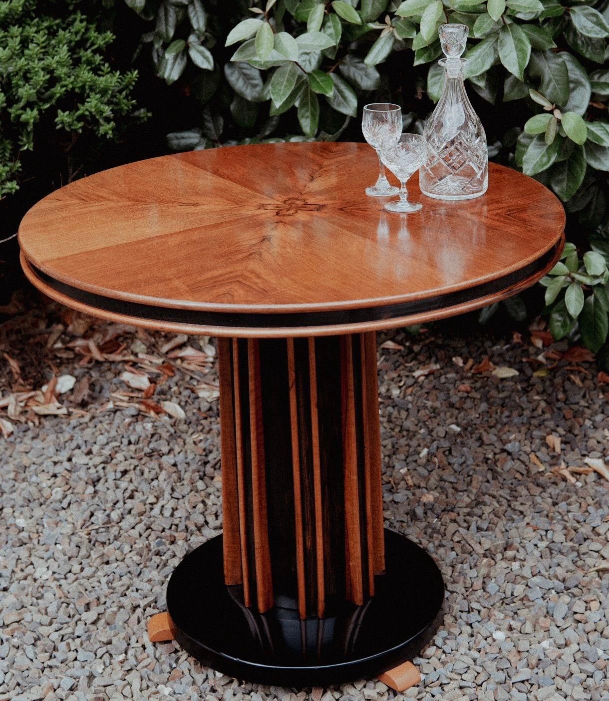 Art Deco Couchtisch aus gemasertem Nussbaum (Walnuss) im Angebot