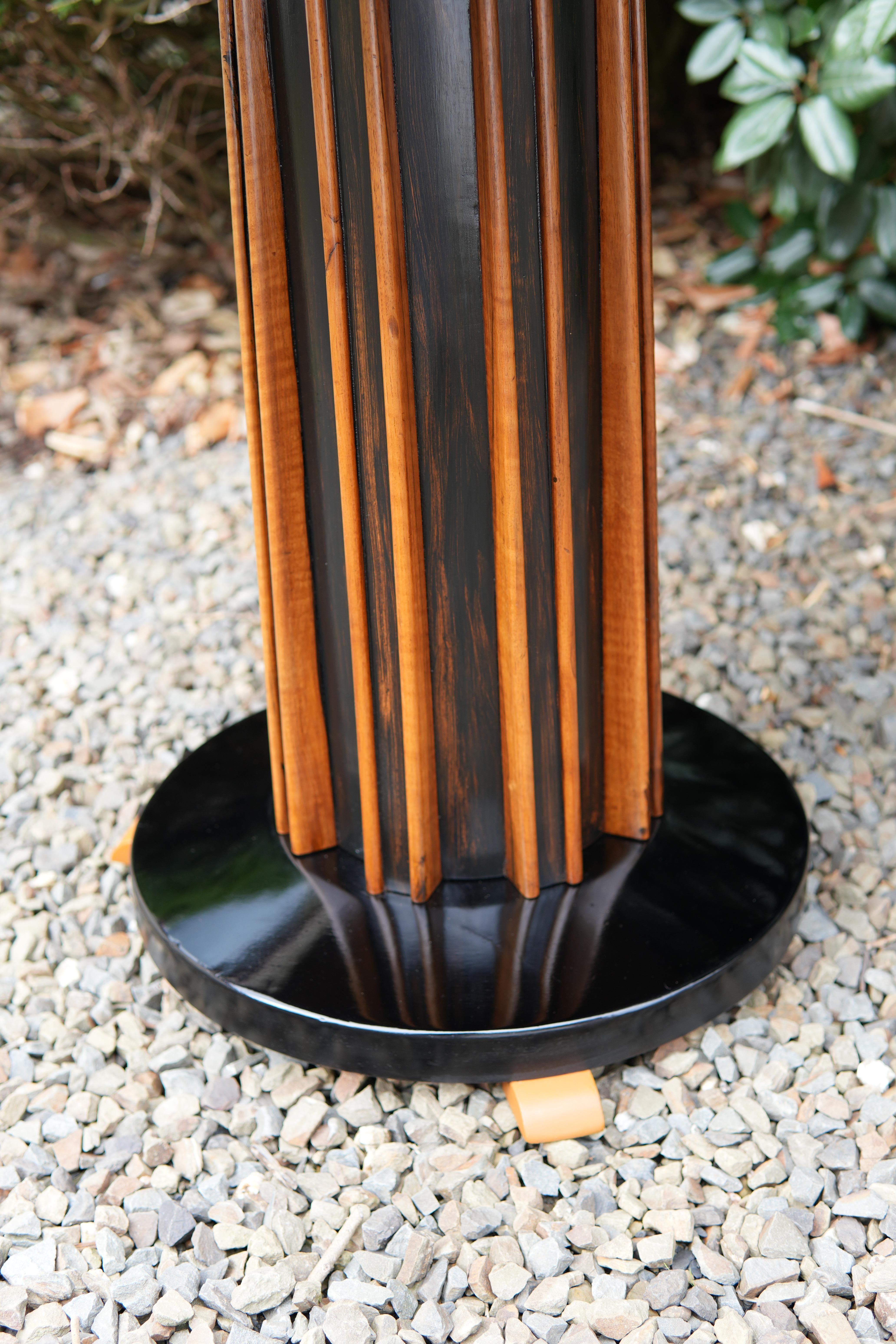 Art Deco Couchtisch aus gemasertem Nussbaum im Angebot 1