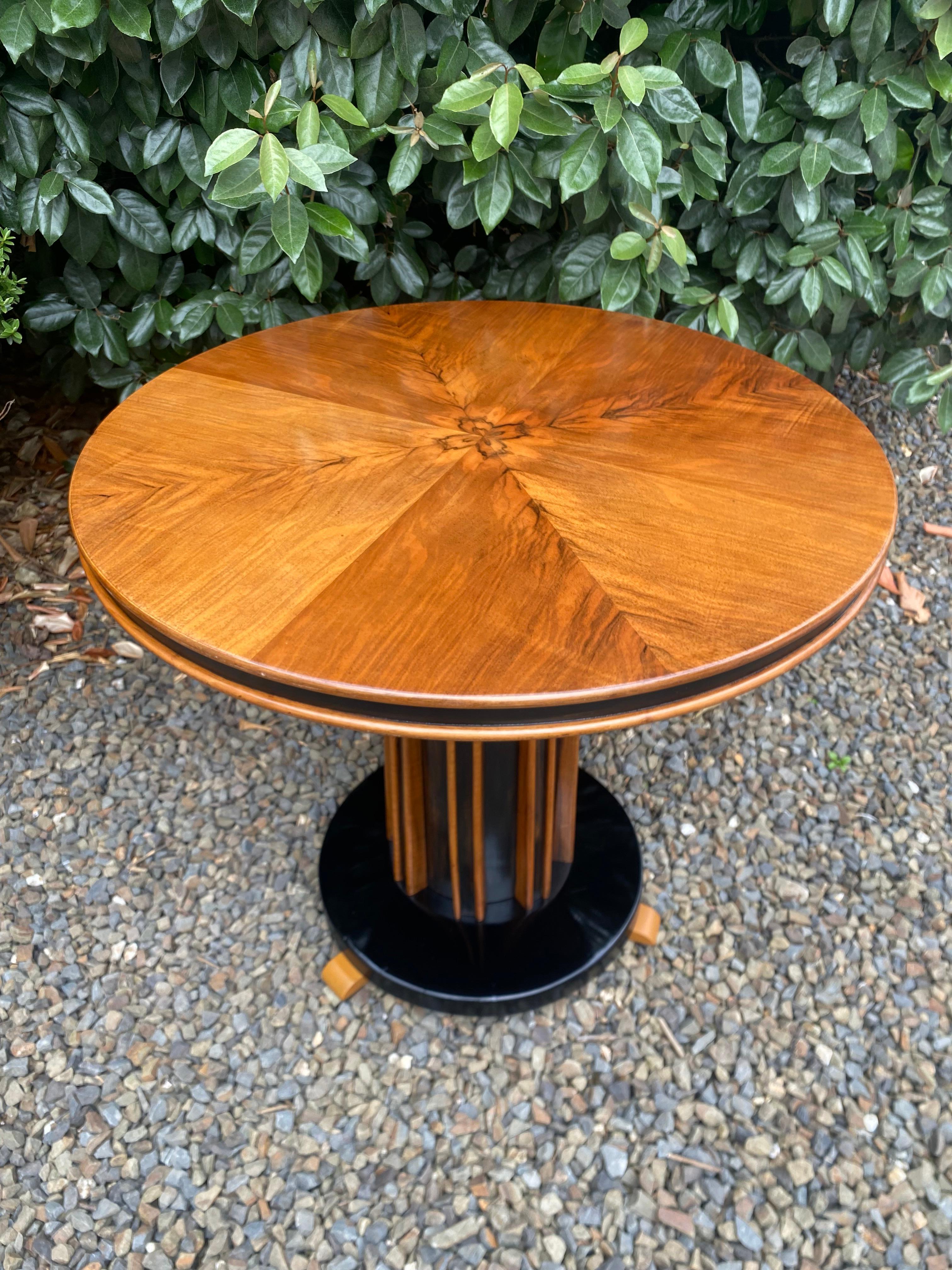 Art Deco Couchtisch aus gemasertem Nussbaum im Angebot 2