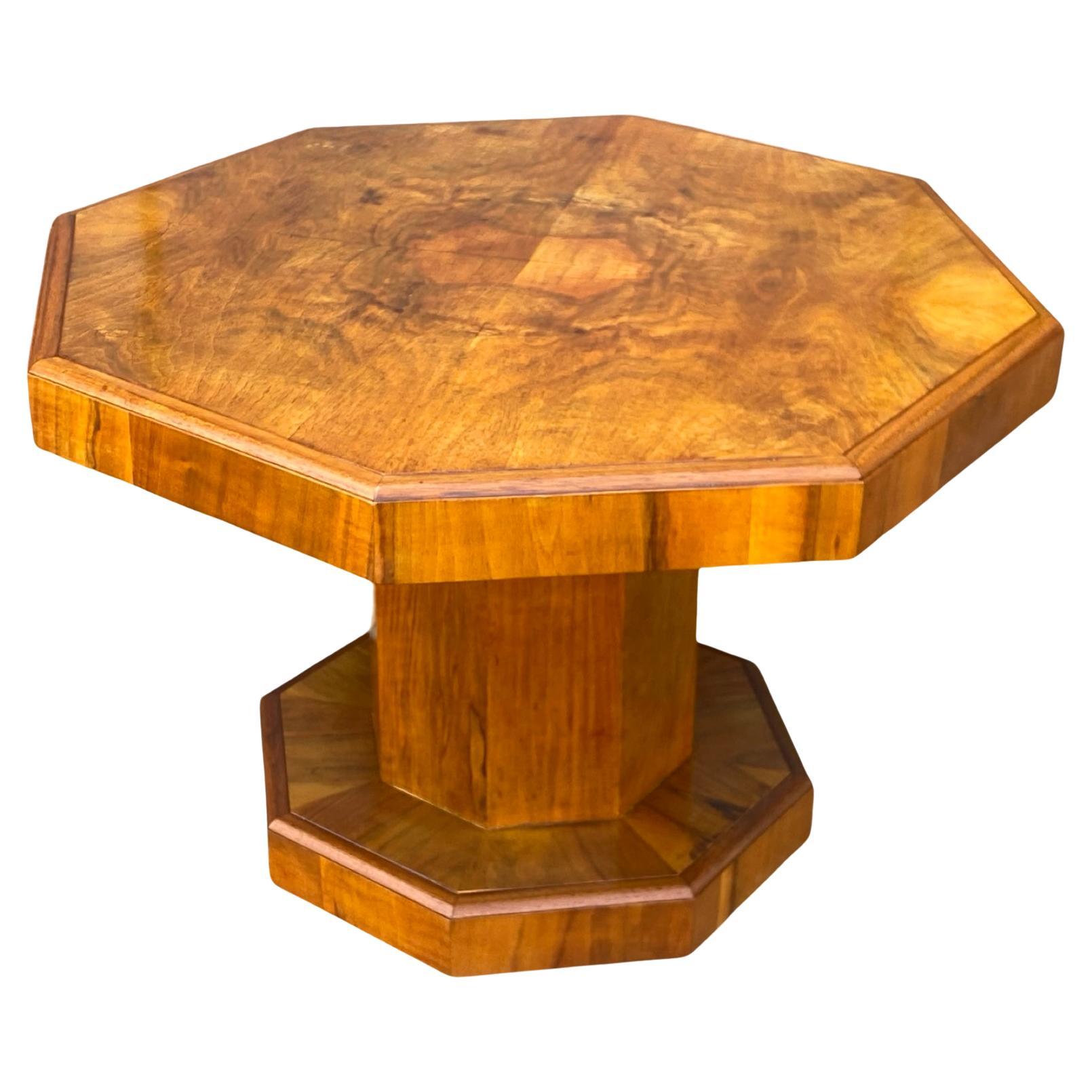 Table basse Art Déco en noyer figuré
