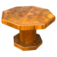 Art Deco Couchtisch aus gemasertem Nussbaum