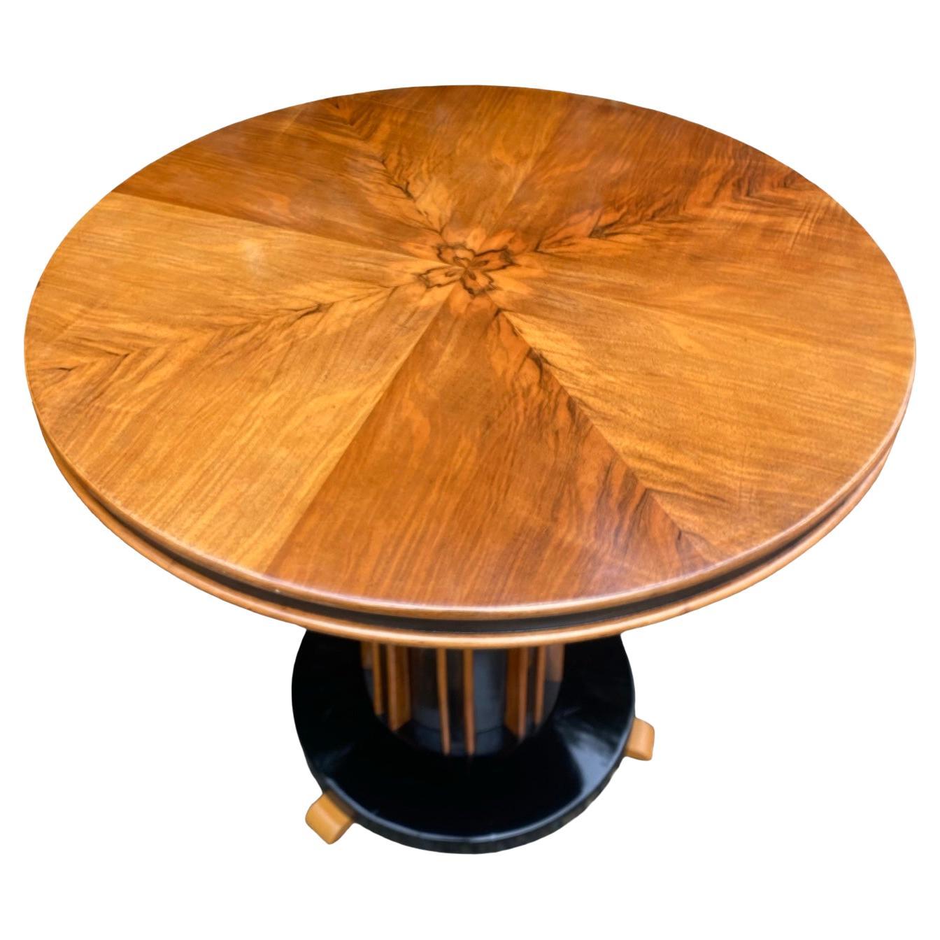 Art Deco Couchtisch aus gemasertem Nussbaum