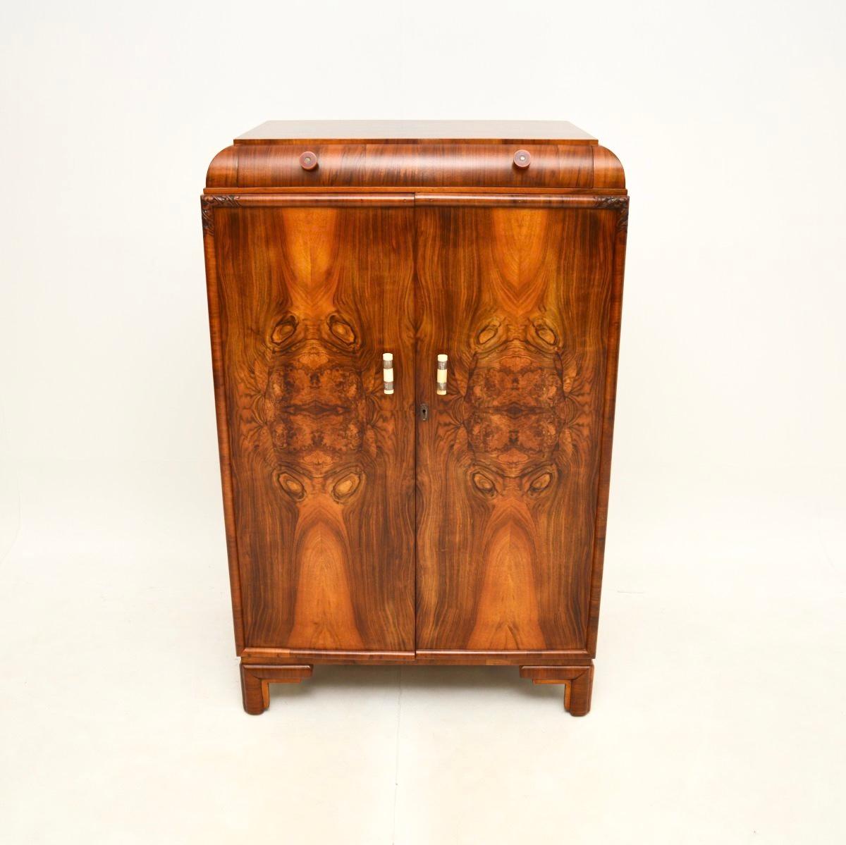 A beautiful original Art Deco figured walnut compactum chest of drawers. This was made in England, it dates from the 1930’s.

It is of superb quality, it’s extremely well made and is a very useful size. The large lower two door compartment contains