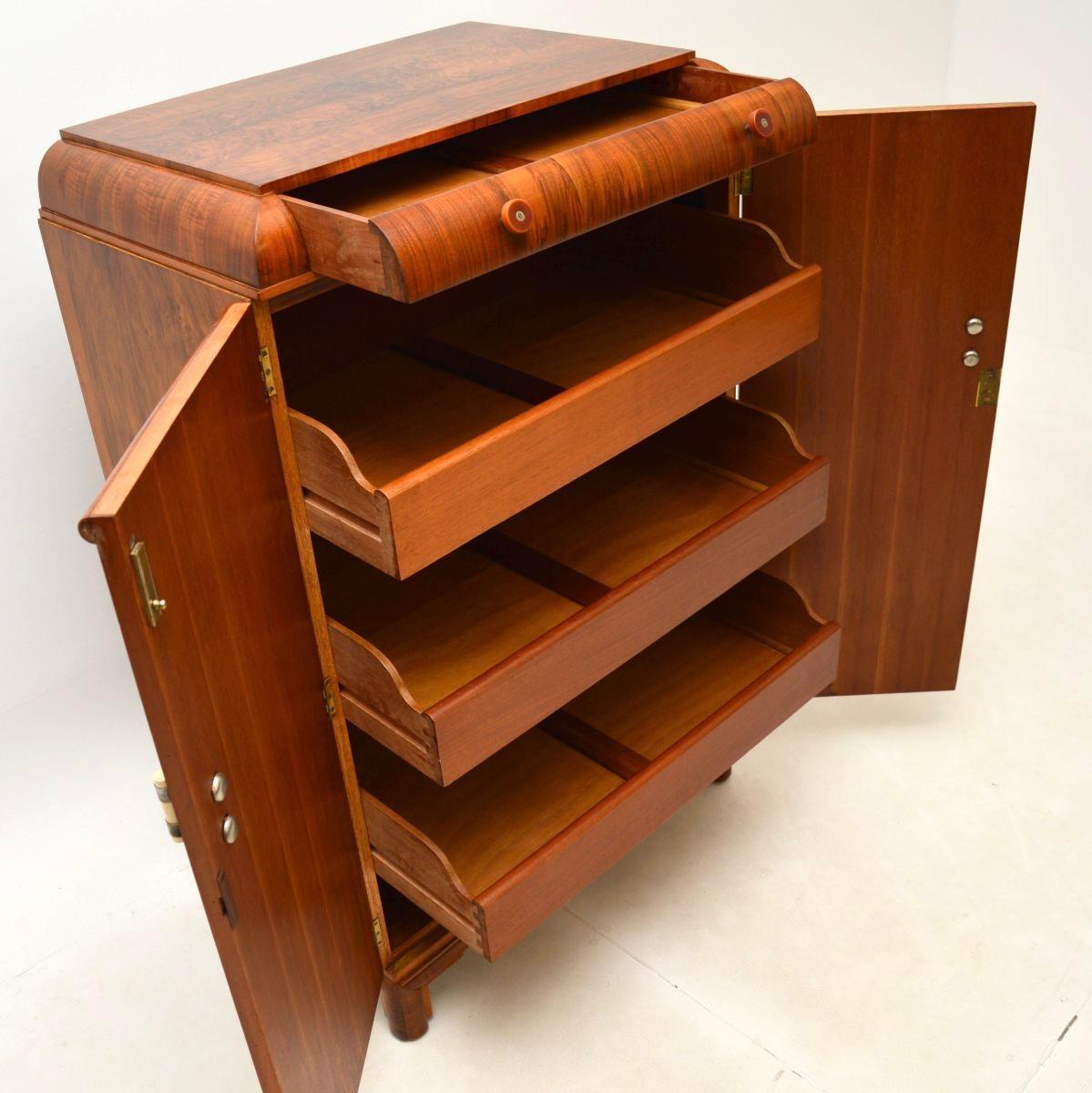 Britannique Art Deco Figured Walnut Compactum Chest of Drawers en vente