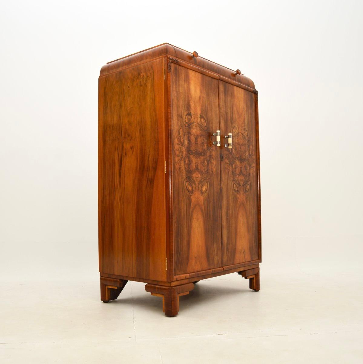 Art Deco Figured Walnut Compactum Chest of Drawers Bon état - En vente à London, GB
