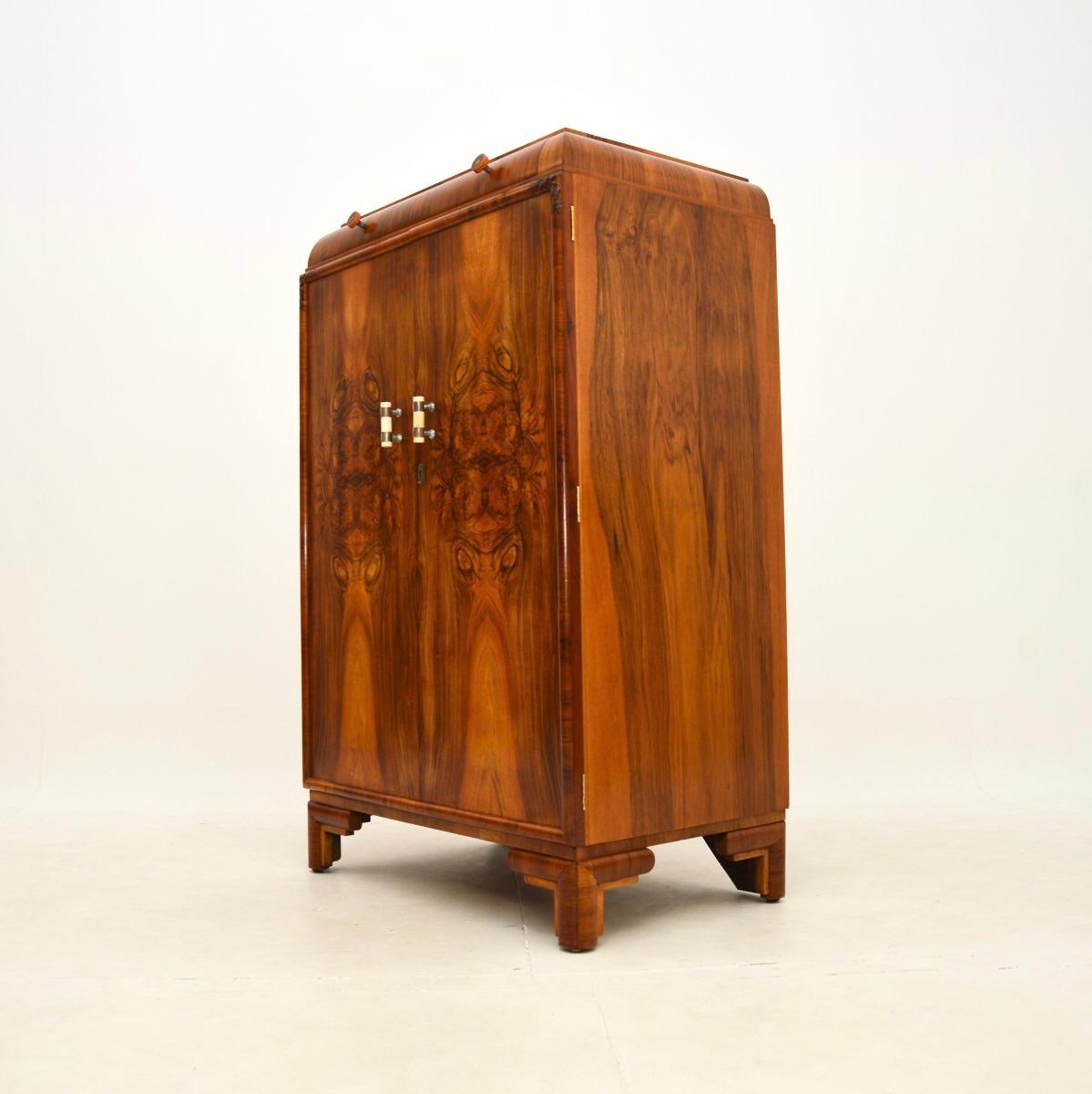 Milieu du XXe siècle Art Deco Figured Walnut Compactum Chest of Drawers en vente