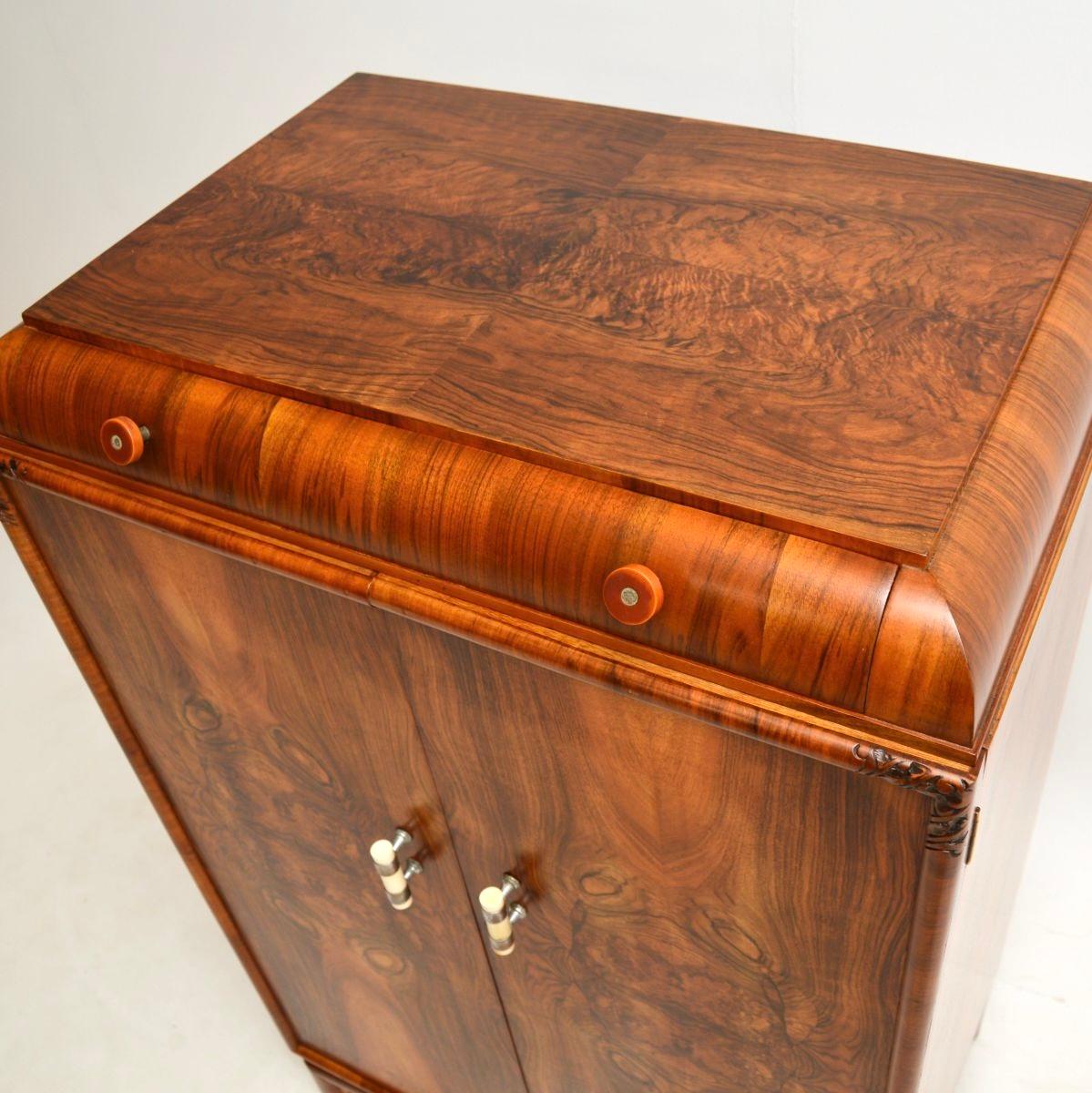 Art Deco Figured Walnut Compactum Chest of Drawers en vente 1
