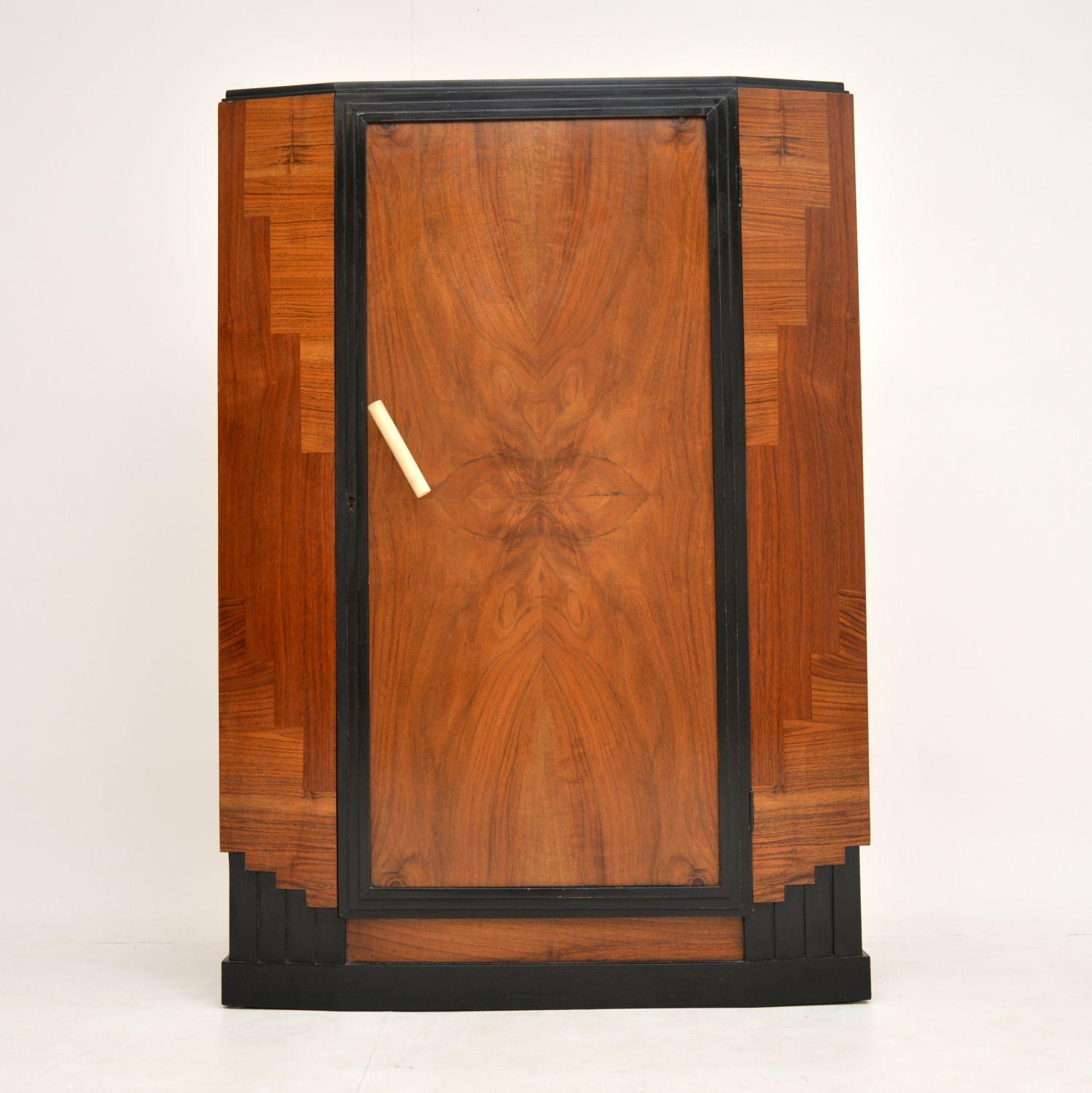 A beautiful and stylish original Art Deco period compactum wardrobe. This is made from walnut, veneered on solid wood in a stunning geometrical design.

This dates from the 1920s-1930s, it has been recently French polished and is in superb