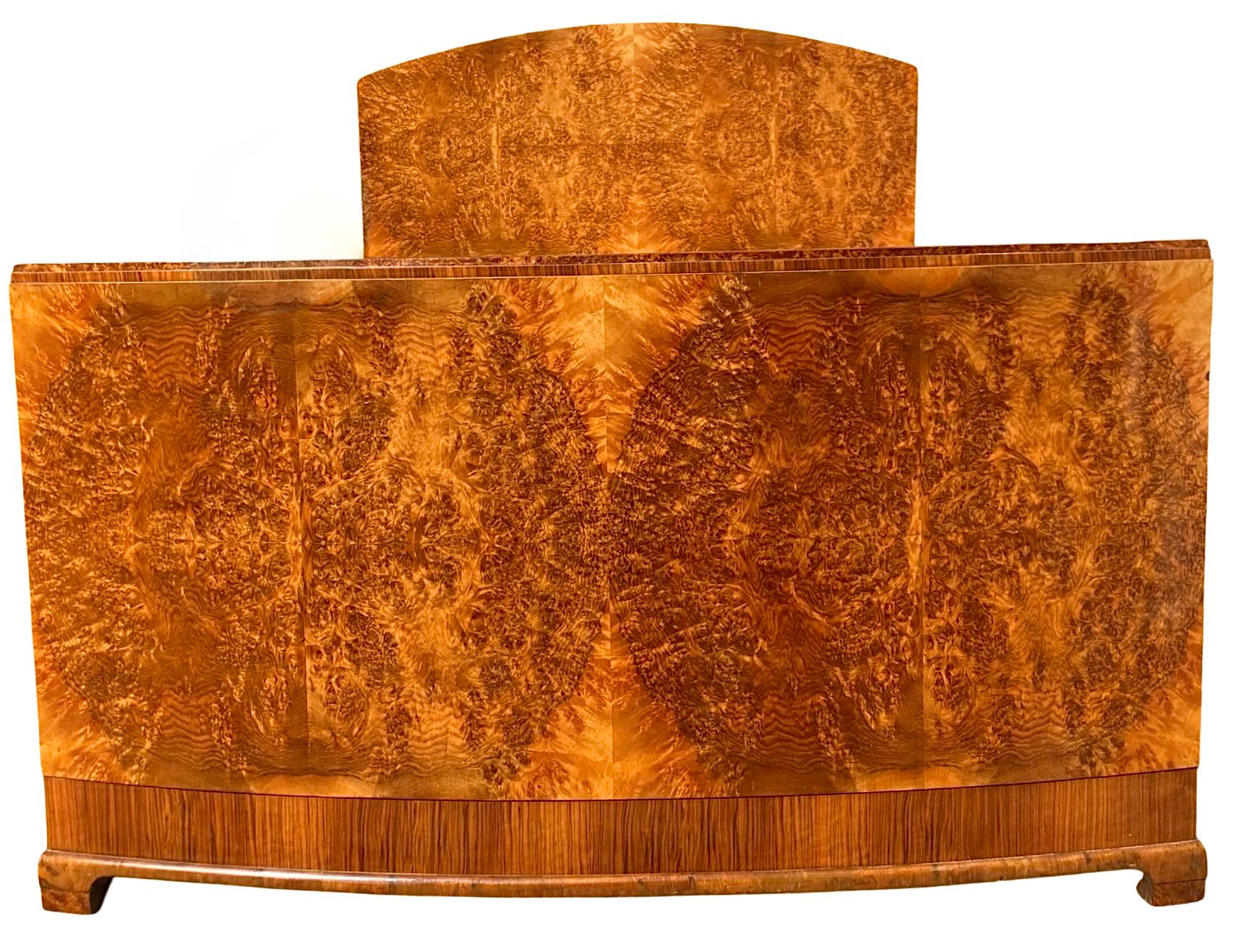 Un magnifique lit double Art déco. Il s'agit d'un lit de superbe qualité, dont le pied et la tête de lit sont hautement figurés, d'une belle et riche couleur conker et dont tous les panneaux sont merveilleusement figurés. Le pied de lit est en arc