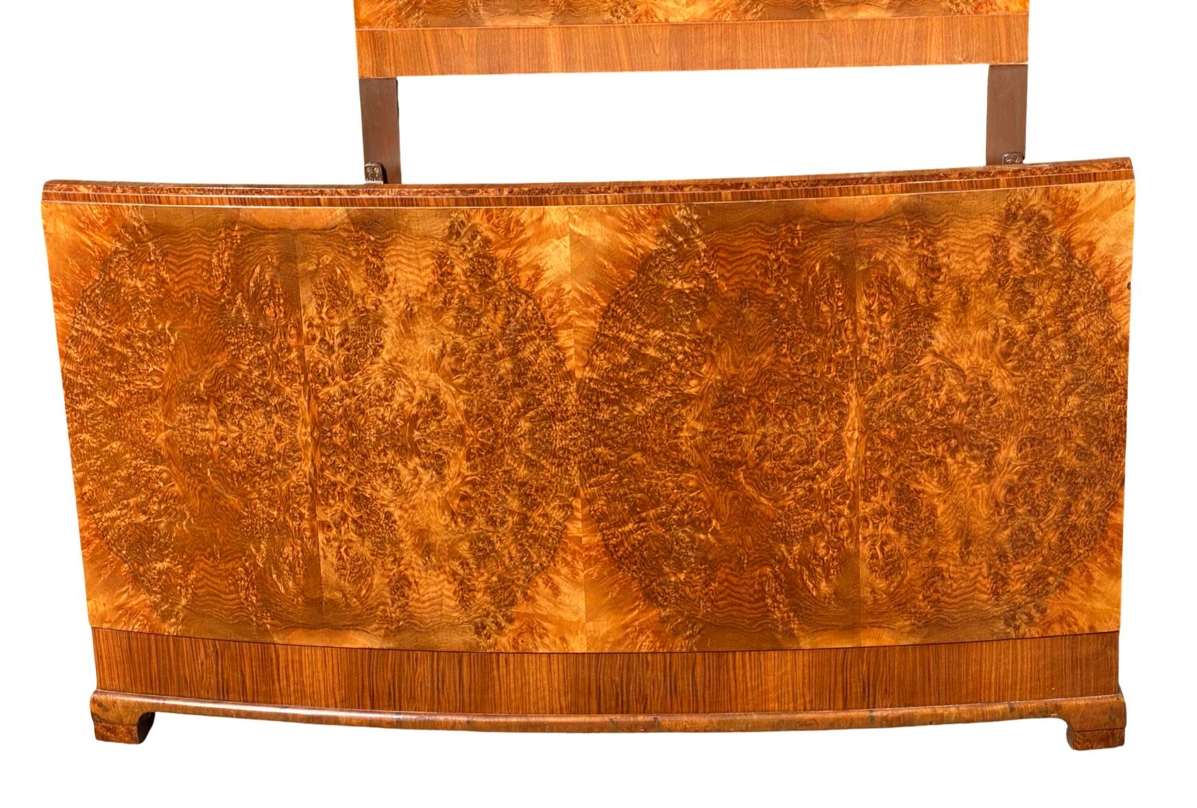 Art déco Lit double en noyer sculpté Art Déco en vente
