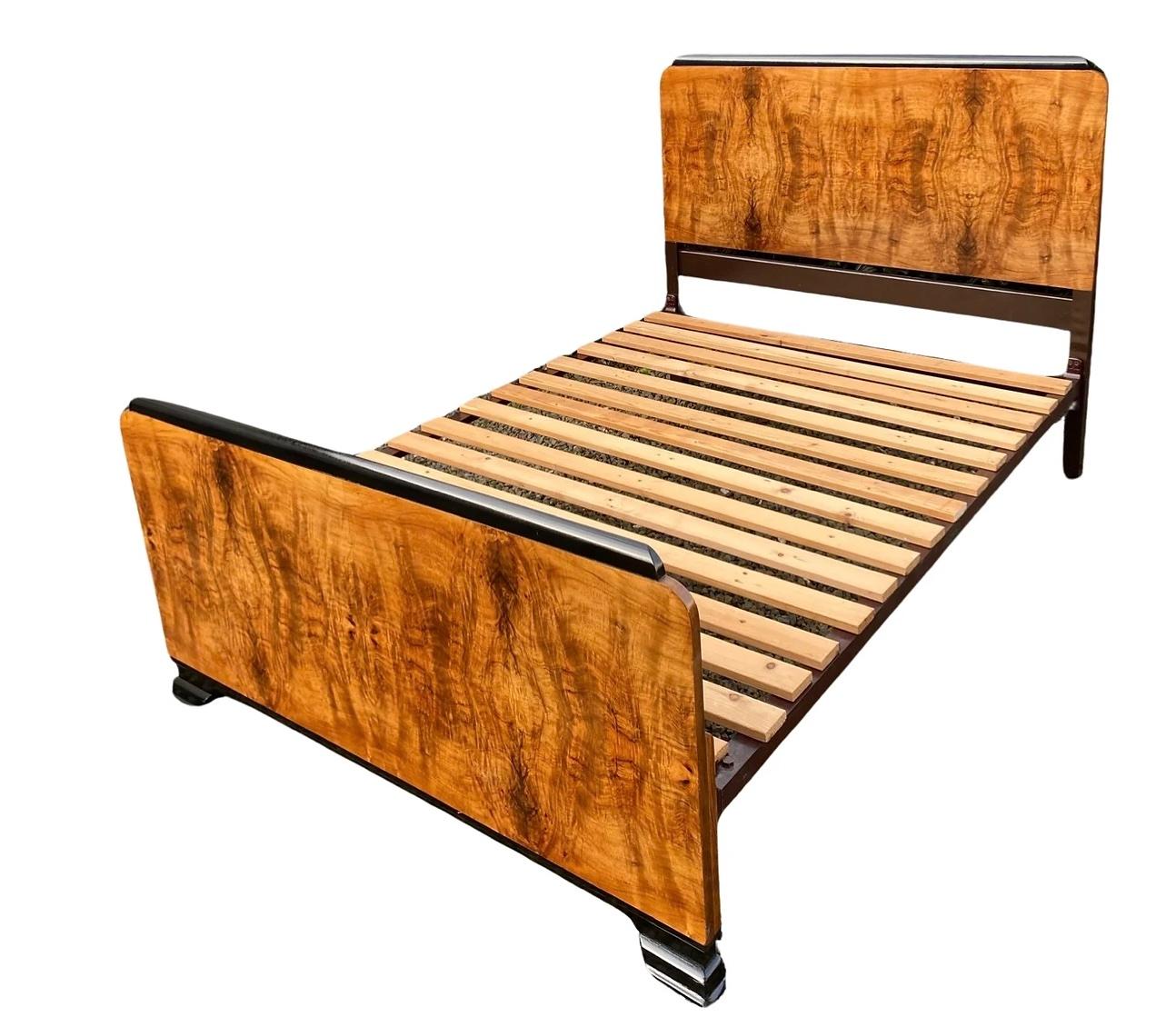 Art Deco figured Walnut Double Bed In Good Condition For Sale In Barnstaple, GB