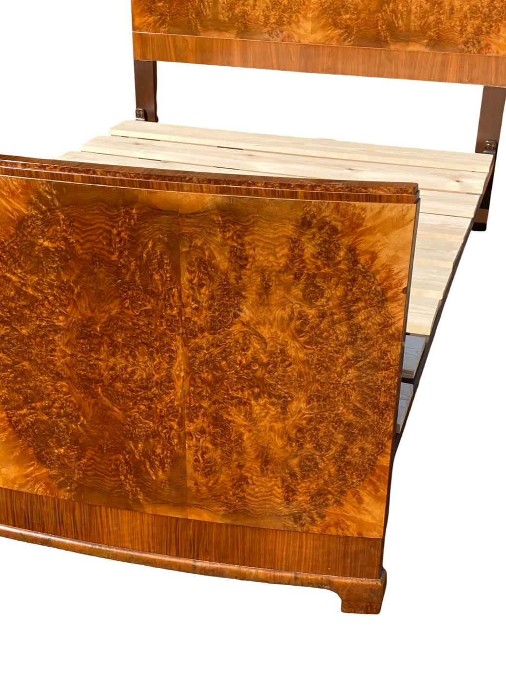 Européen Lit double en noyer sculpté Art Déco en vente