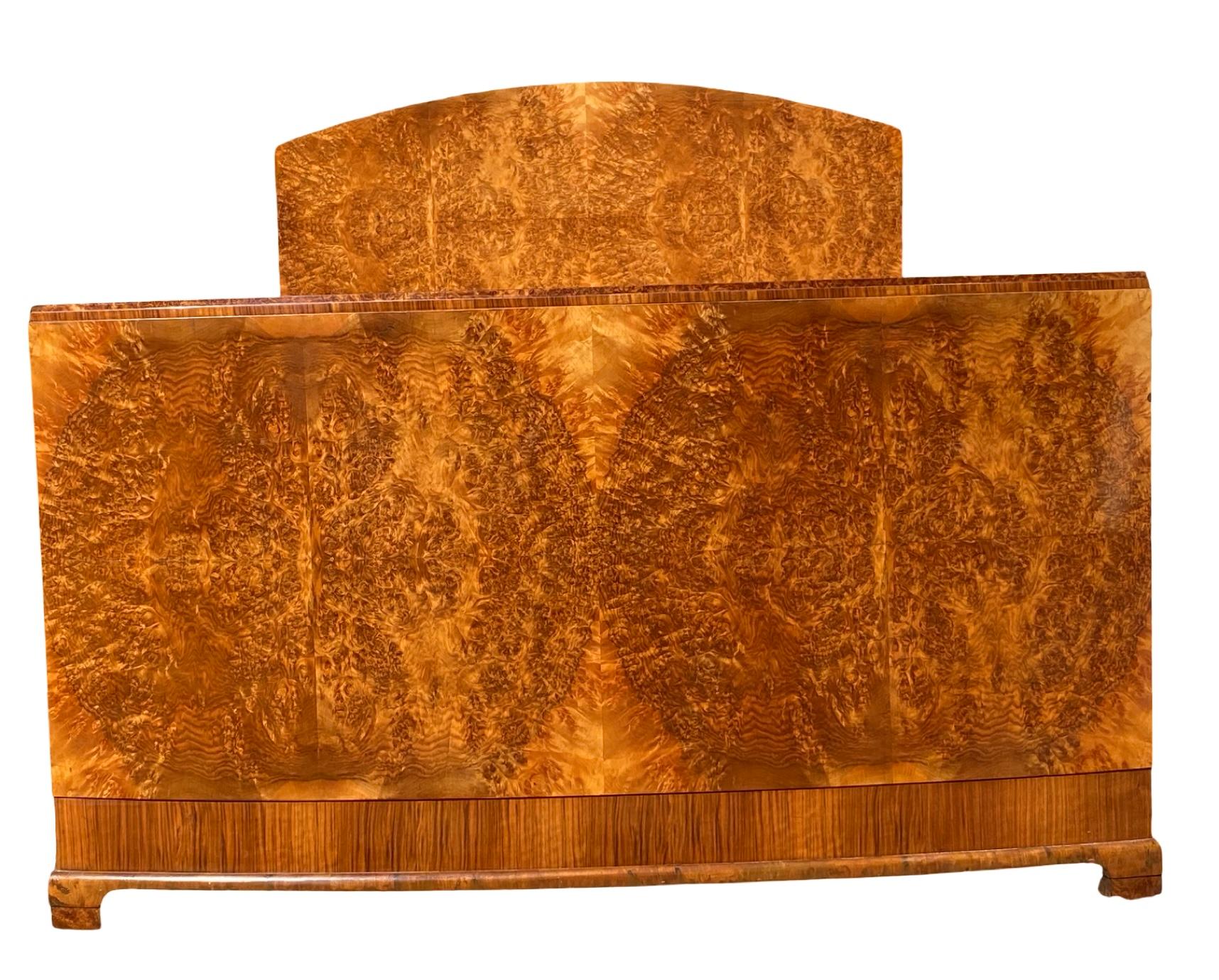 Milieu du XXe siècle Lit double en noyer sculpté Art Déco en vente