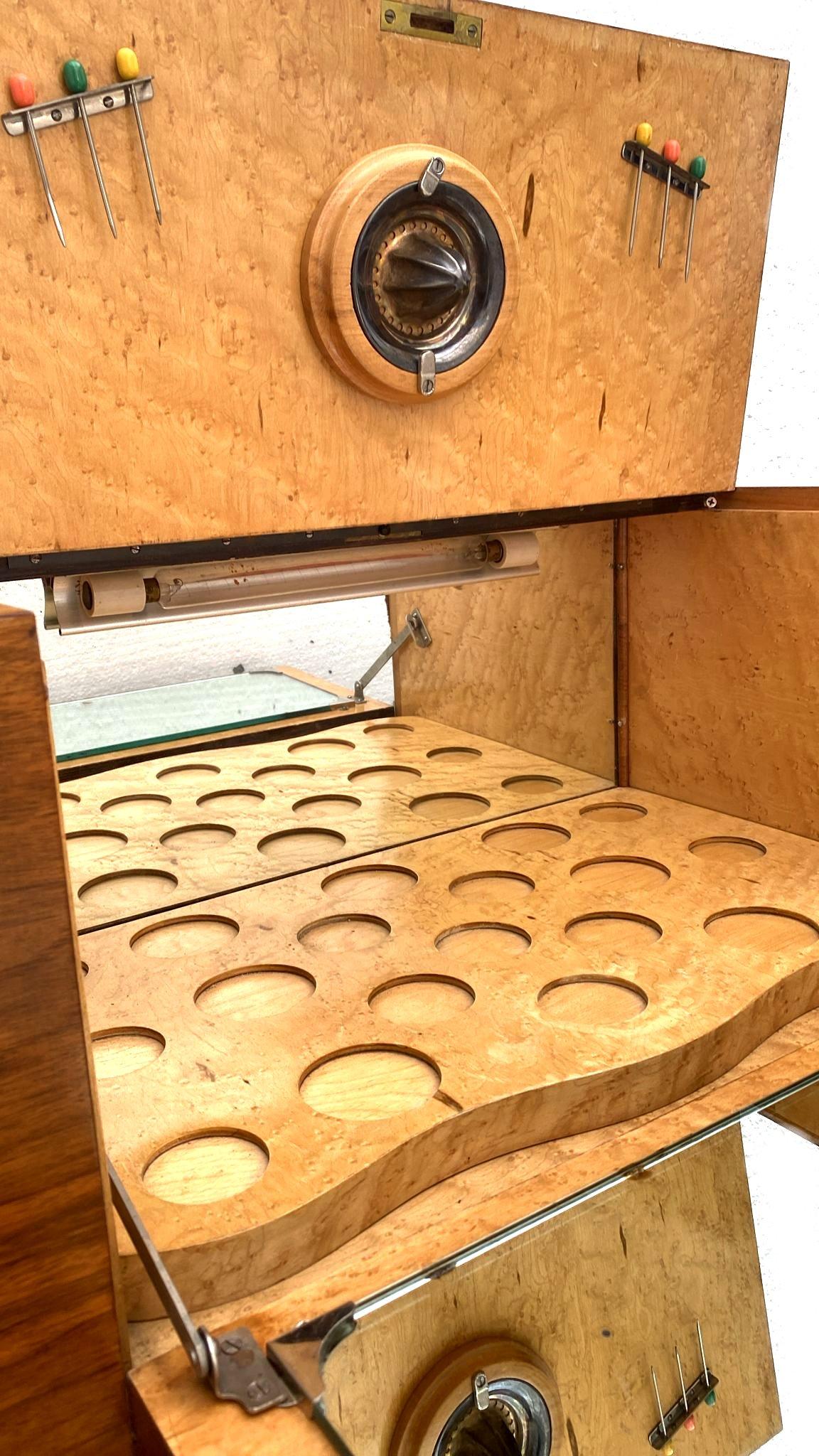 Bar-Cocktailschrank aus gemasertem Nussbaumholz im Art déco-Stil, englisch, um 1930 im Angebot 7